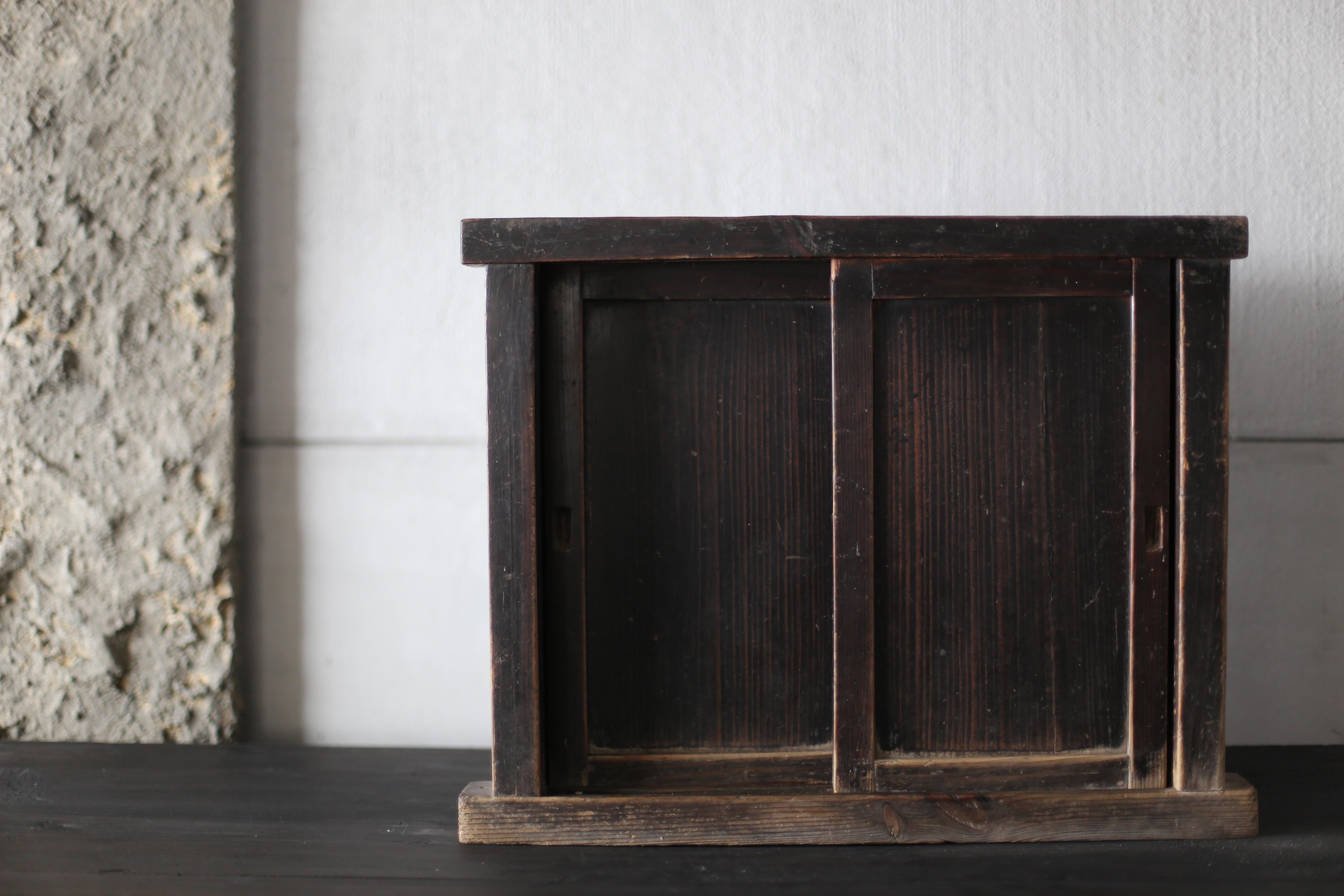 Si tratta di una cassettiera nera molto antica prodotta in Giappone.
Questi mobili sono stati realizzati nell'epoca Meiji. (1860-1900).
Il materiale è realizzato in legno di cedro.

Il design è semplice e rustico.
Nessun design inutile, massima