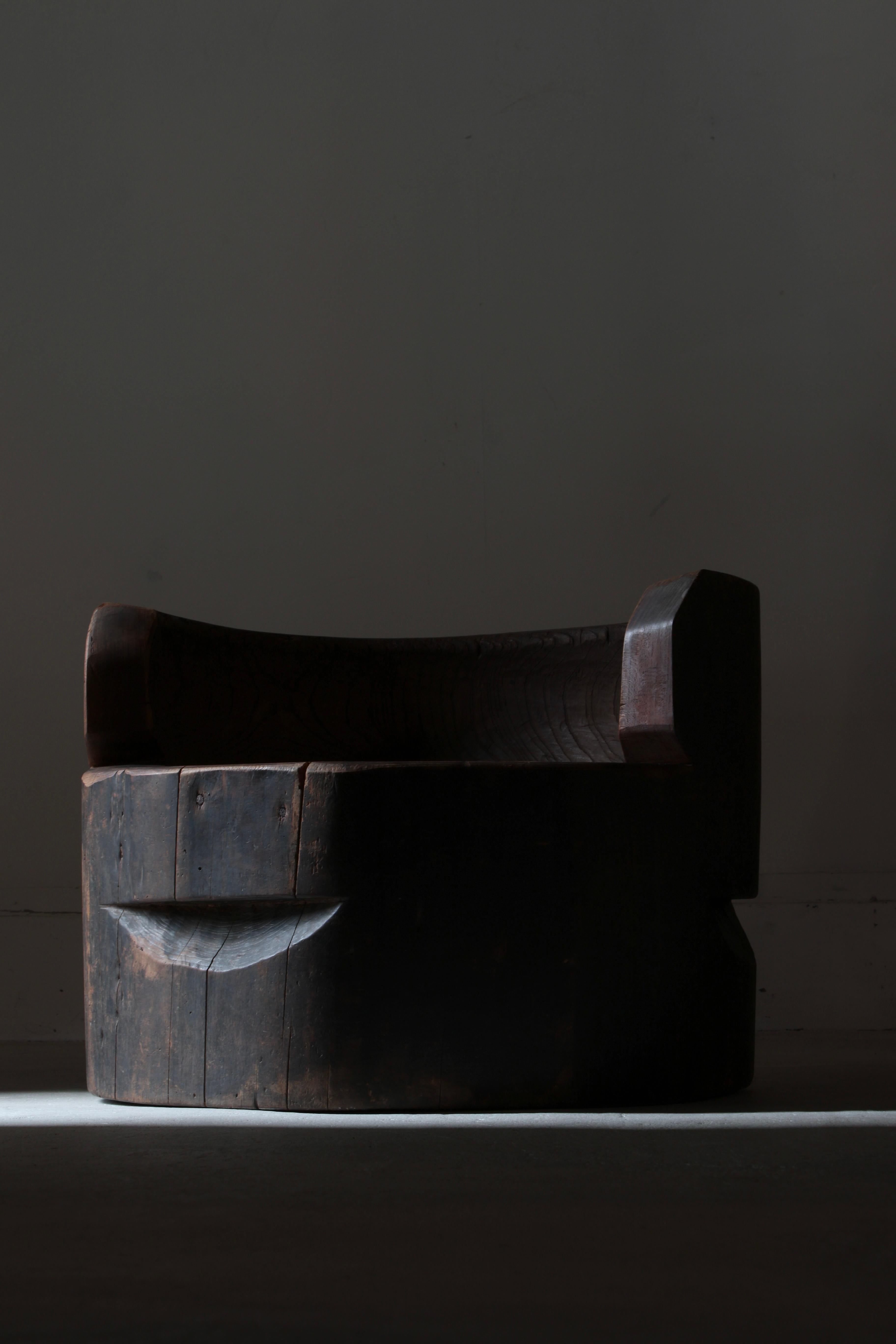 This is a chair using an old Japanese mortar.

The material is Zelkoba, and it seems to be around the Meiji period.

It is characterized by the powerful wood grain and red-black surface of Zelkova, and its exterior can feel the beauty of ancient