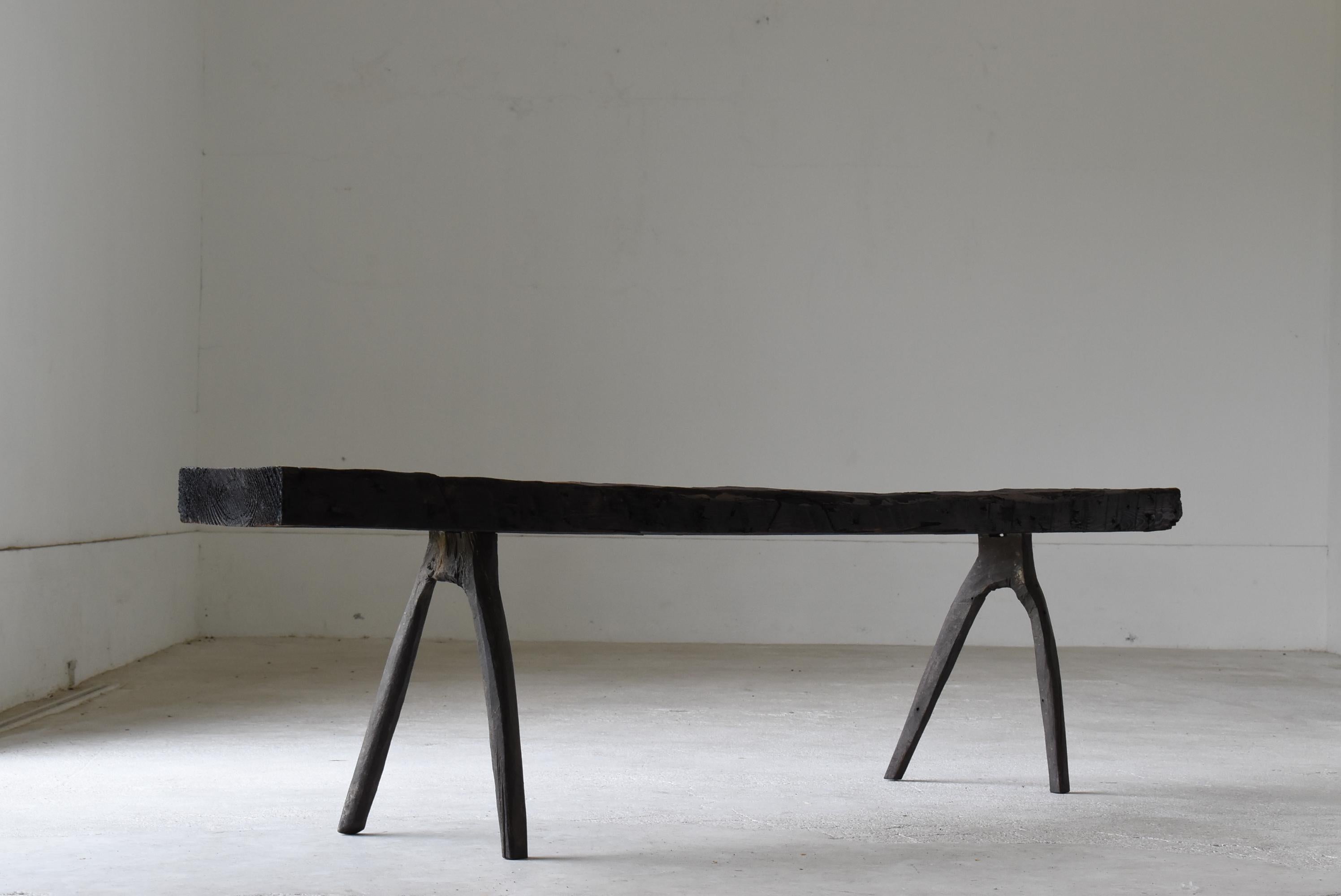 This is a very old Japanese bench.
It is from the Meiji period (1860s-1900s).
The material seems to be cedar wood.

It seems to have been made by customizing building materials and farm tools found in old houses.
The black color of the soot