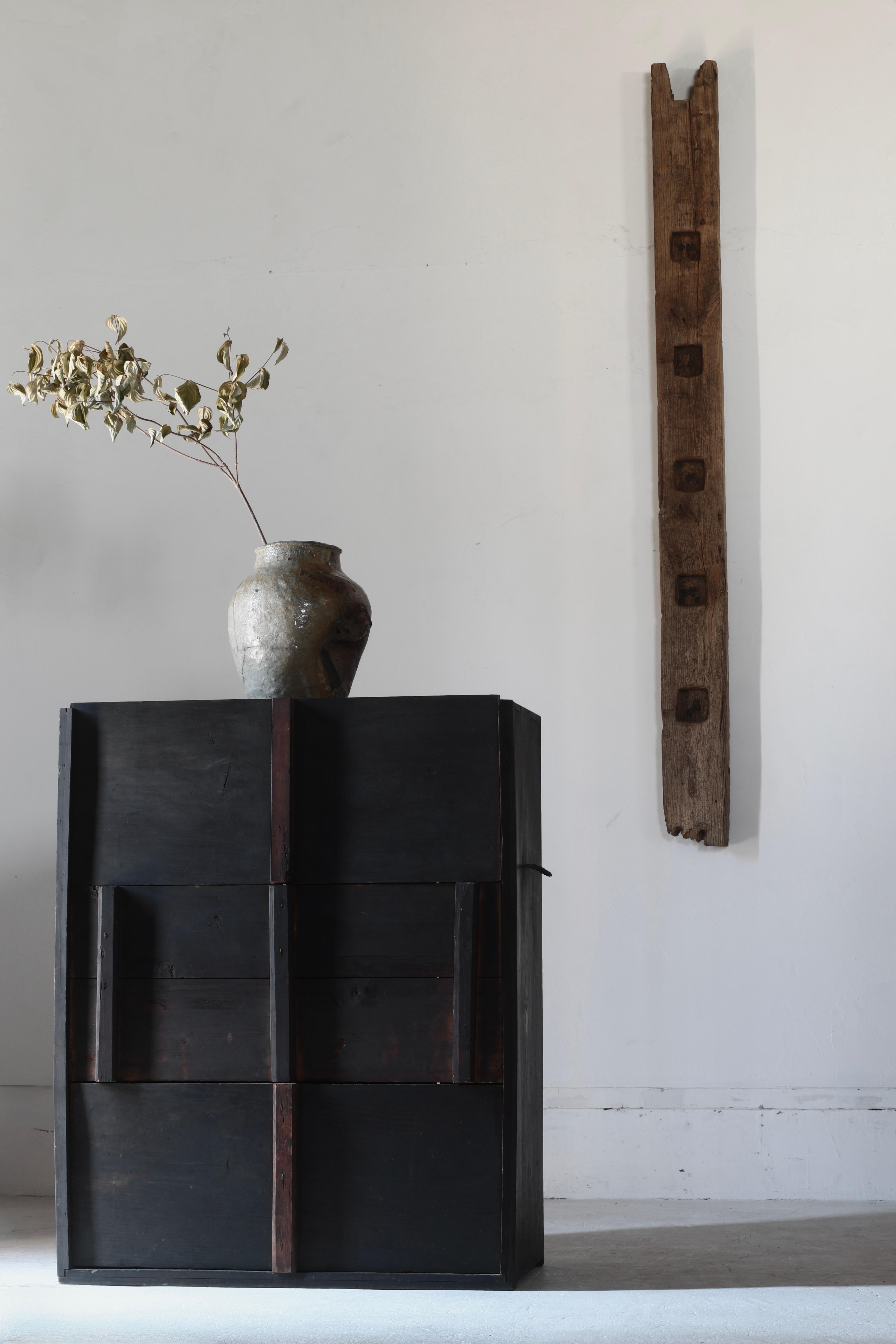 Se trata de un mueble de almacenamiento utilizado en el campo de Japón.
El material principal es el cedro, y se utilizaba en la región de Tohoku.
Probablemente se fabricó como mueble de almacenamiento para granos y otras cosas.

Tiene una forma