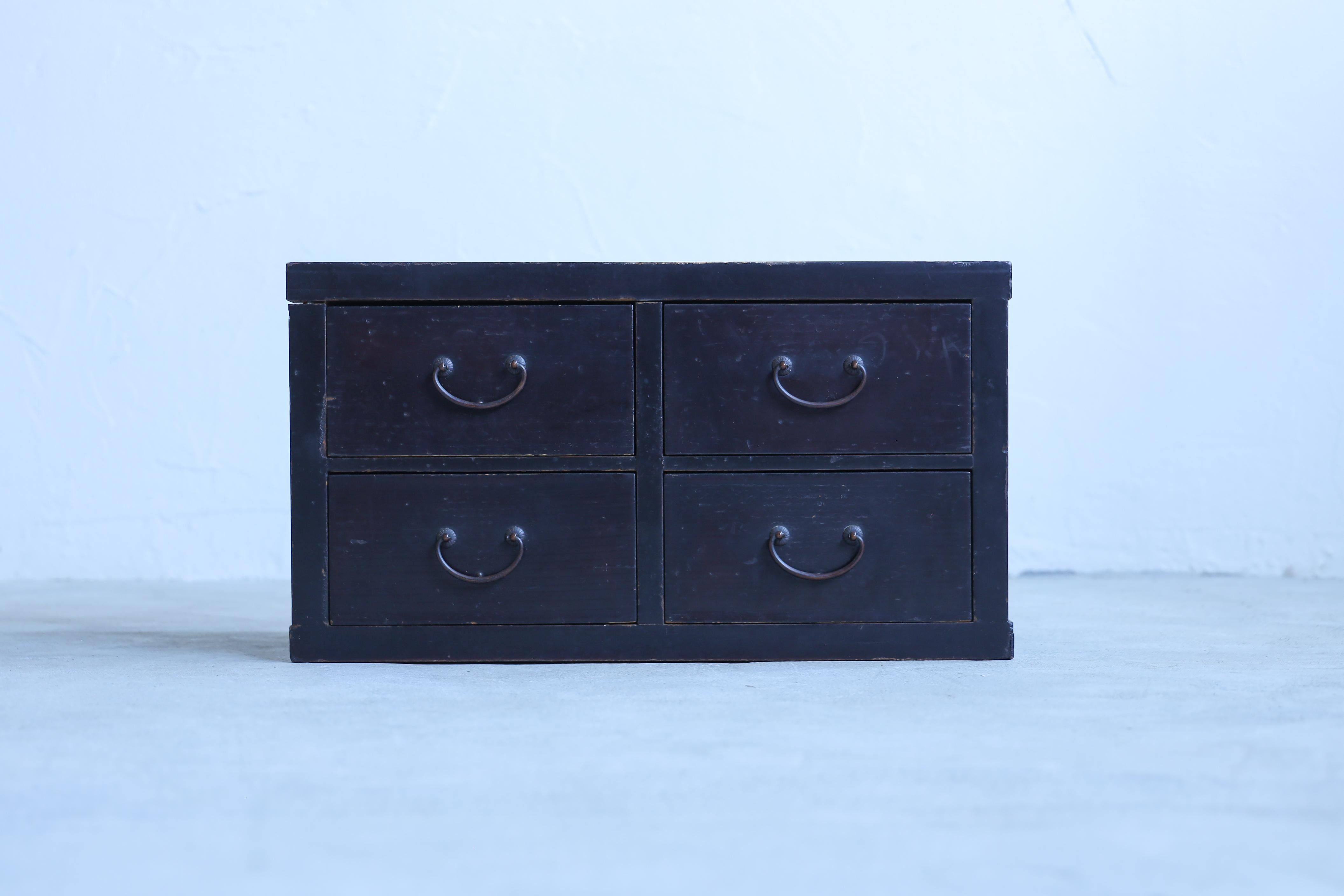 This is a Japanese antique furniture made in the Taisho period (1912-1926).

It has four drawers with copper handles from that time.
The base of the handles is decorated with a typical Japanese chrysanthemum pattern.

The wood is mainly cedar with