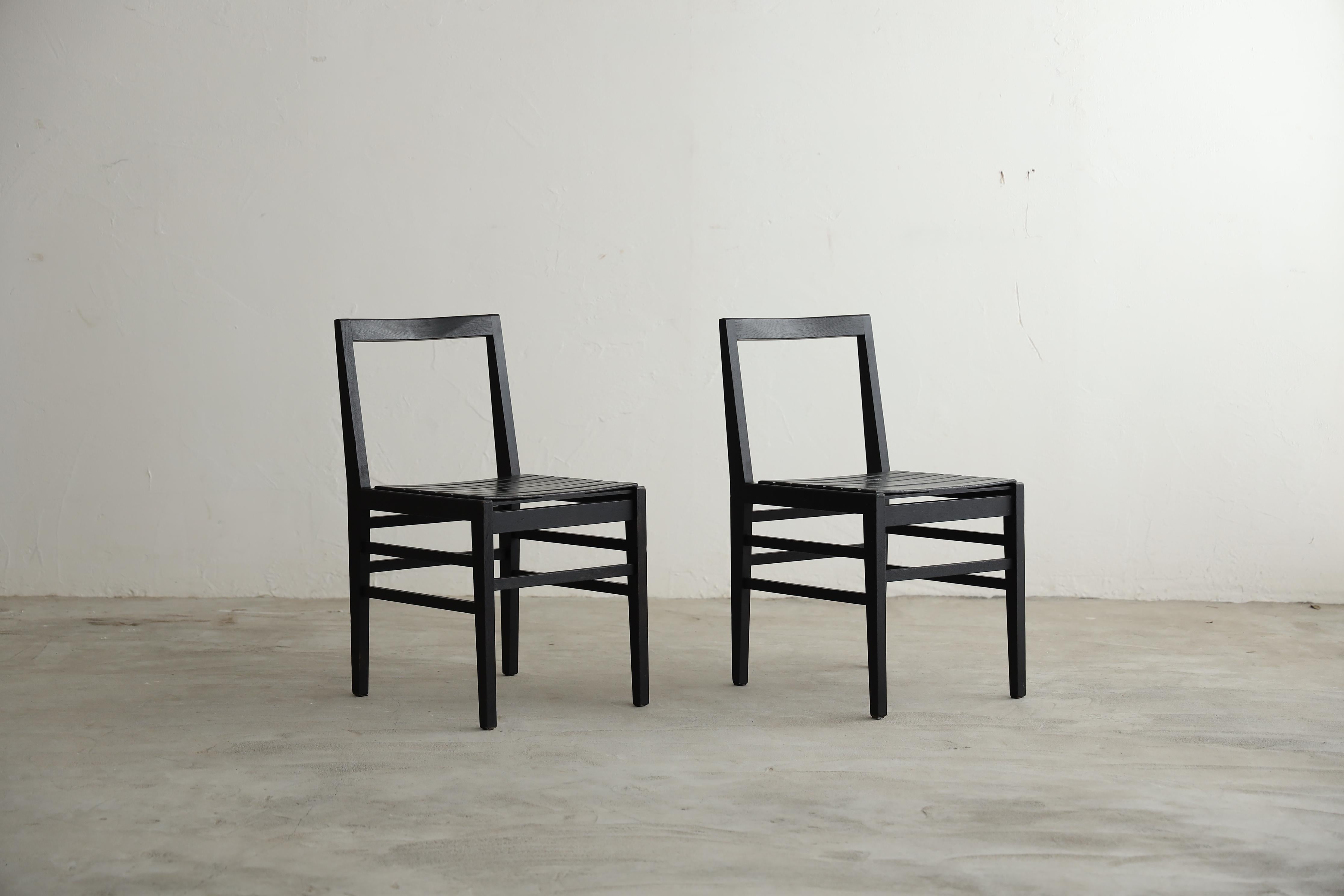 A jet black dining chair.

The carefully carved frame gives off a sense of elegance, and the magnificent joints show the high level of craftsmanship. Compared to a typical dining chair, it has a smaller contact surface, but the recess in the center