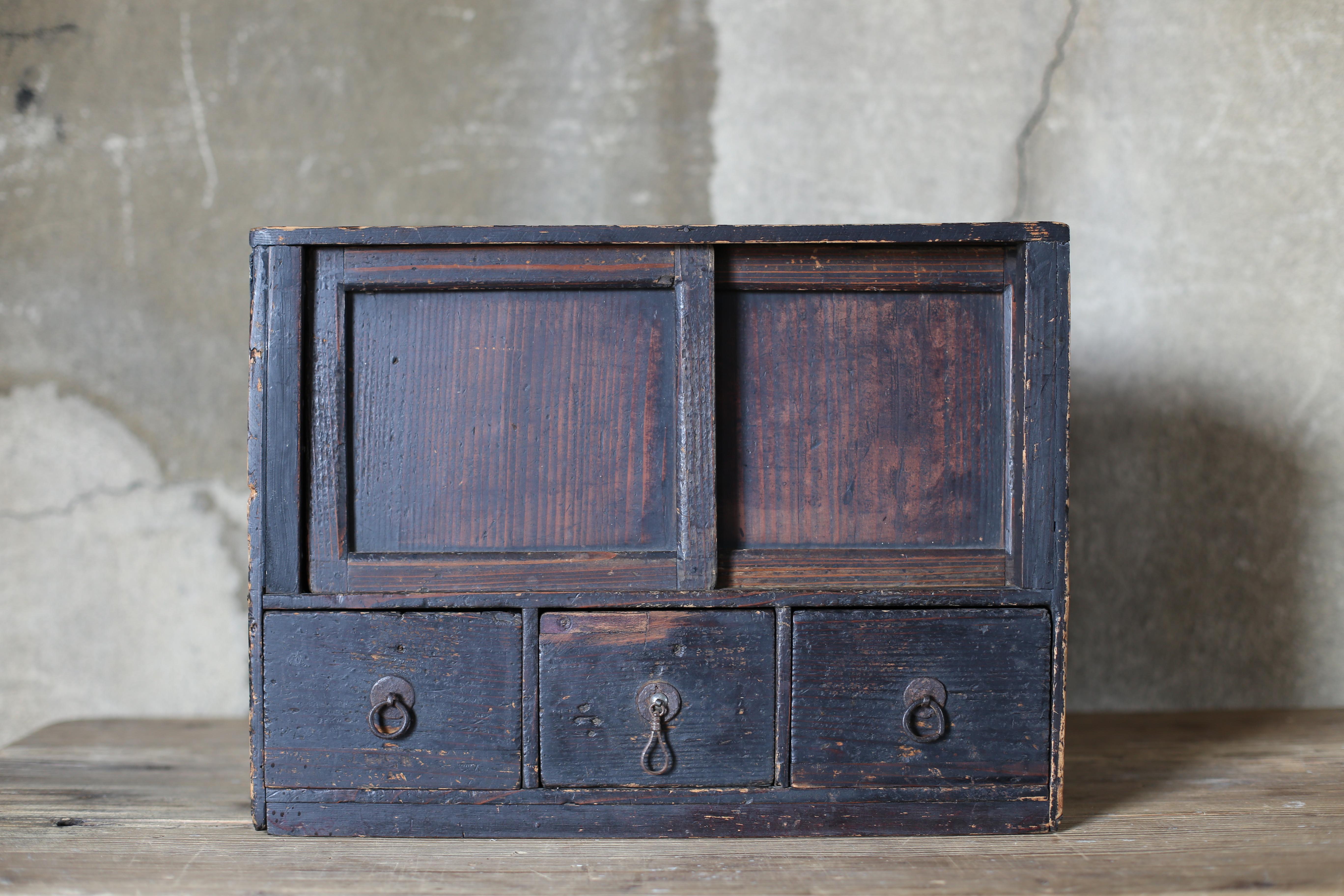 It is an old Japanese drawer.
It is an item from the Edo period (1800s-1860s).
It is made of cedar trees.

A simple and beautiful drawer.
There is no waste.

This is black and beautiful.
Why is it black?
Because there is soot.
Japan has a
