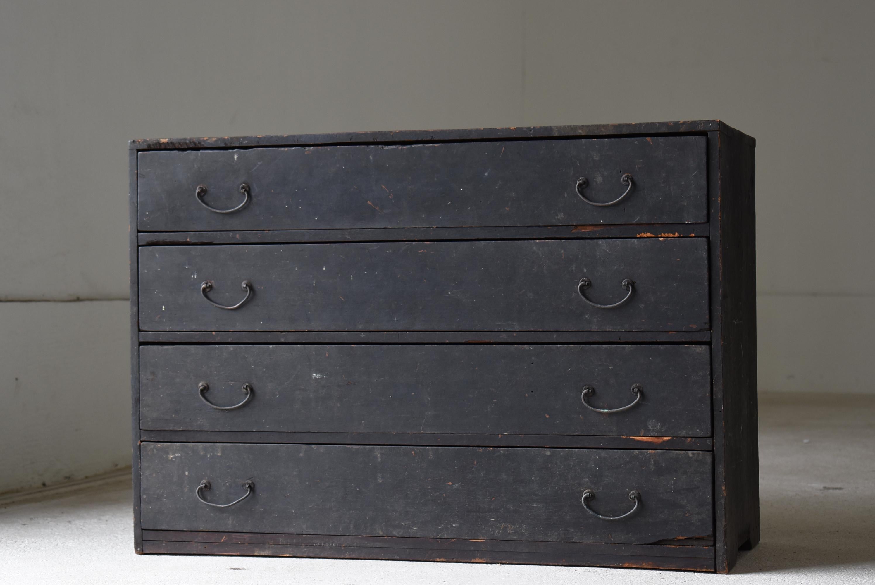 This is a very old Japanese drawer.
It is from the Edo period (1800s-1860s).
It is made of walnut wood.

It is a beautiful drawer.
The design is simple and lean.
It is the ultimate in simplicity.
The black color is good and has a wonderful
