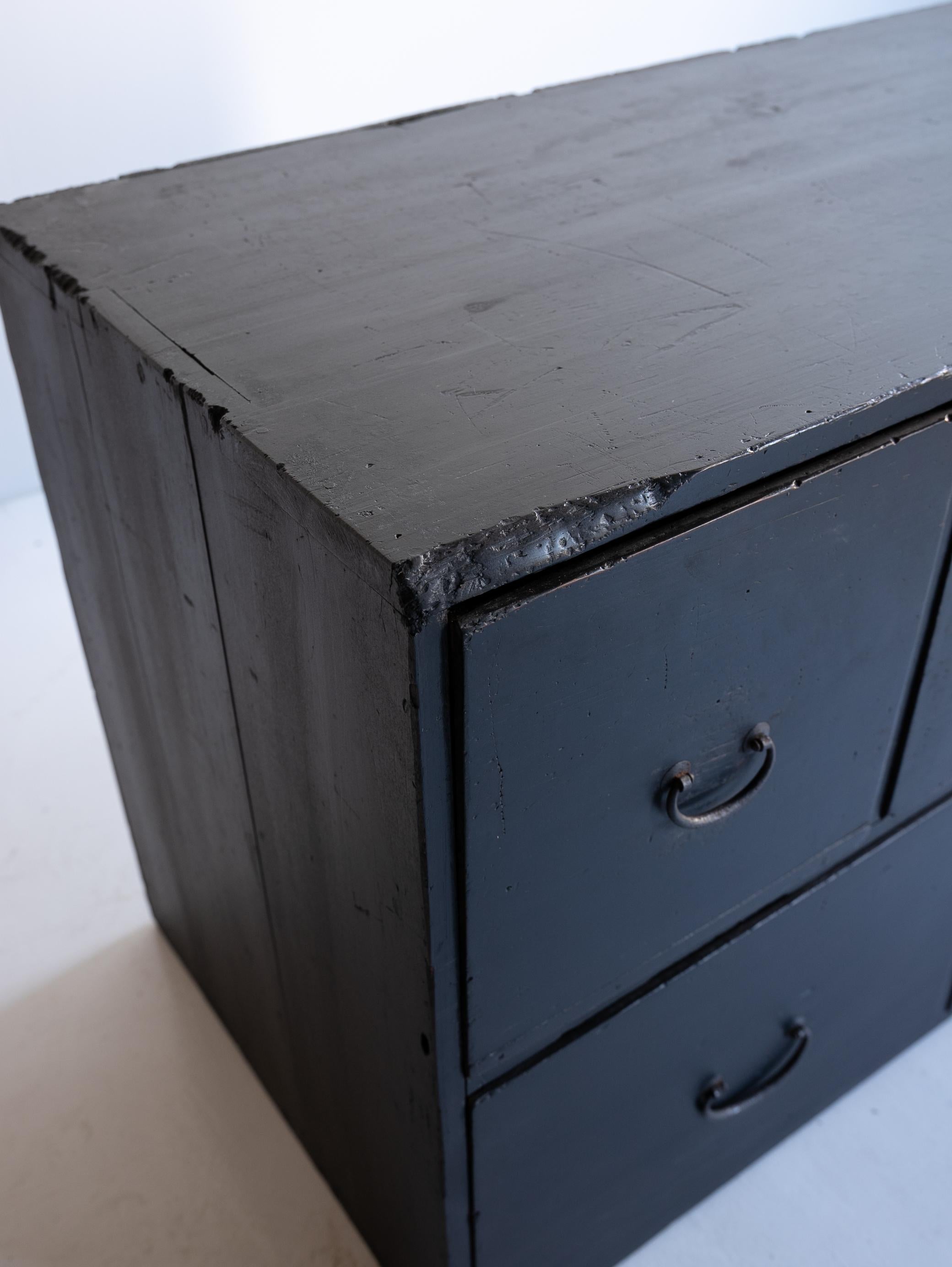 Japanische antike schwarze japanische Schublade 1860er-1900er Jahre / Aufbewahrung Tansu Wabi Sabi im Angebot 5