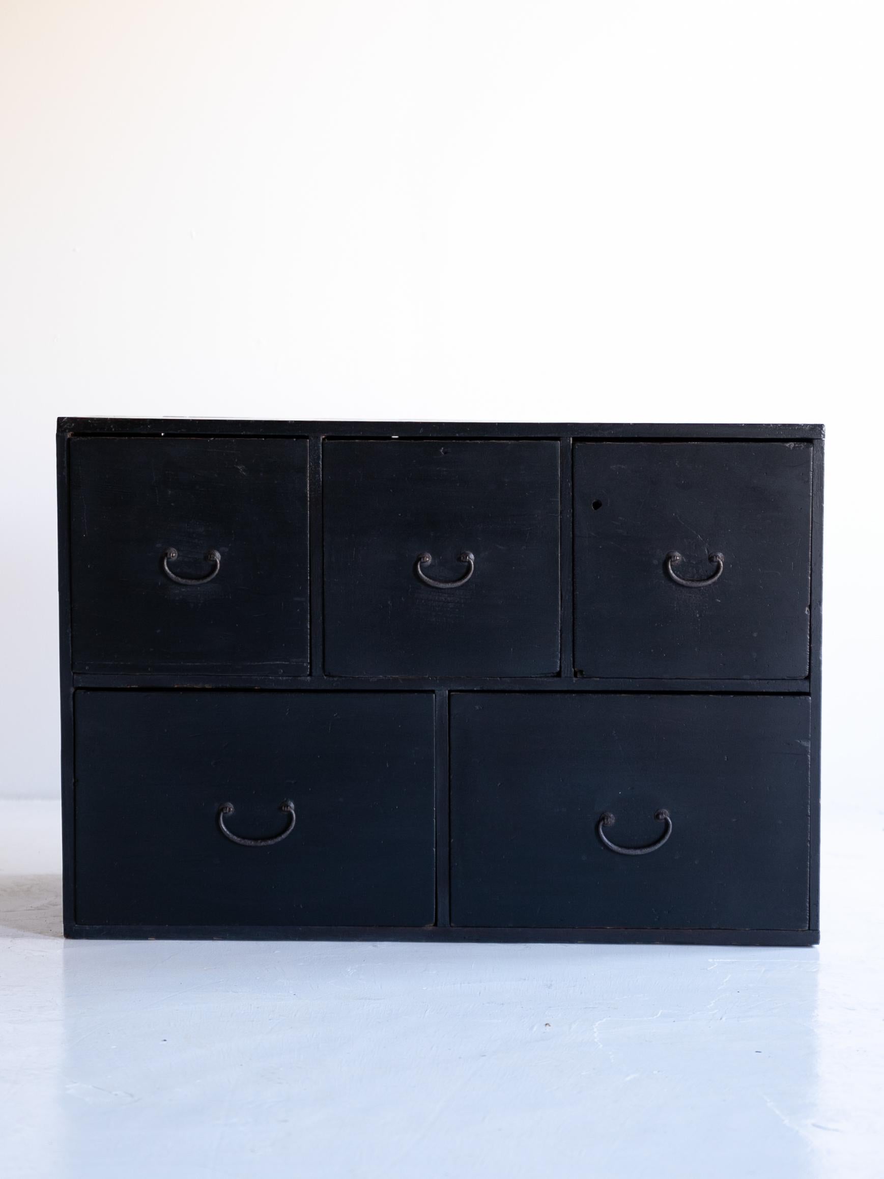Sehr alte japanische schwarze Schubladenablage.
Die Möbel stammen aus der Meiji-Periode (1860-1900er Jahre).
MATERIAL ist Zedernholz.
Die Griffe sind aus Eisen gefertigt.

Das Design ist letztlich einfach und schlank.
Diese Möbel zeichnen sich durch