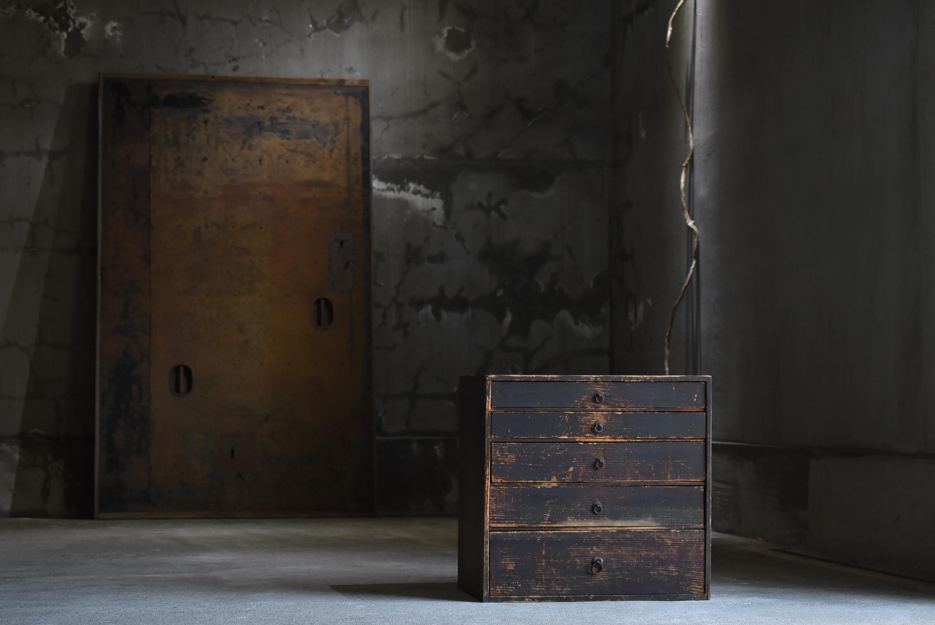 This is a very old Japanese drawer.
It dates from the Meiji period (1860s-1900s).
It is made of cedar wood.

It is a beautiful drawer.
The design is simple and lean.
It is the ultimate in simplicity.
The black color is good and the taste is