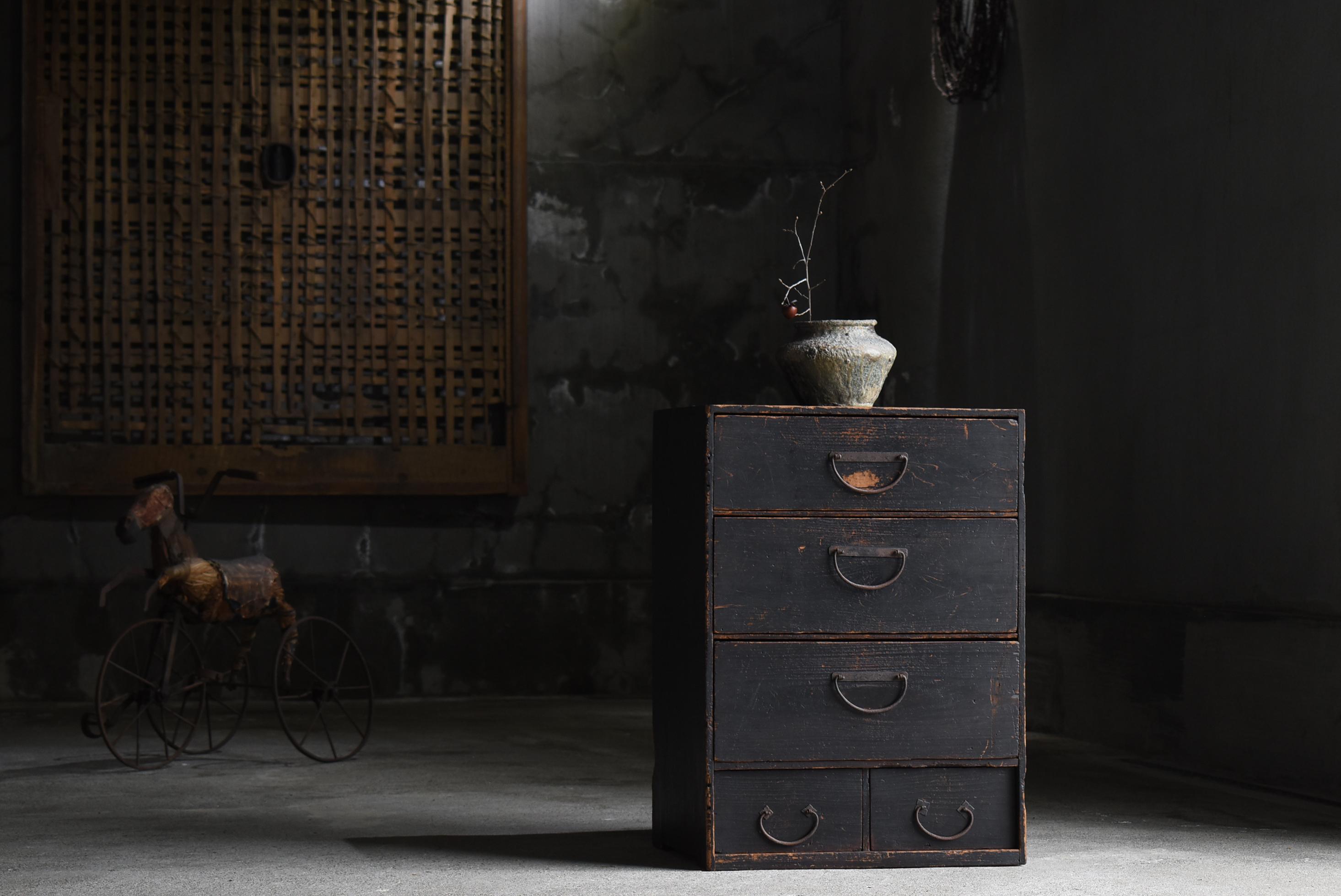 
Sehr alte japanische schwarze Schubladenablage.
Die Möbel stammen aus der Meiji-Periode (1860-1900er Jahre).
MATERIAL ist Zedernholz.
Die Griffe sind aus Eisen gefertigt.

Das Design ist einfach und schlank.
Es ist ein sehr schönes Möbelstück mit