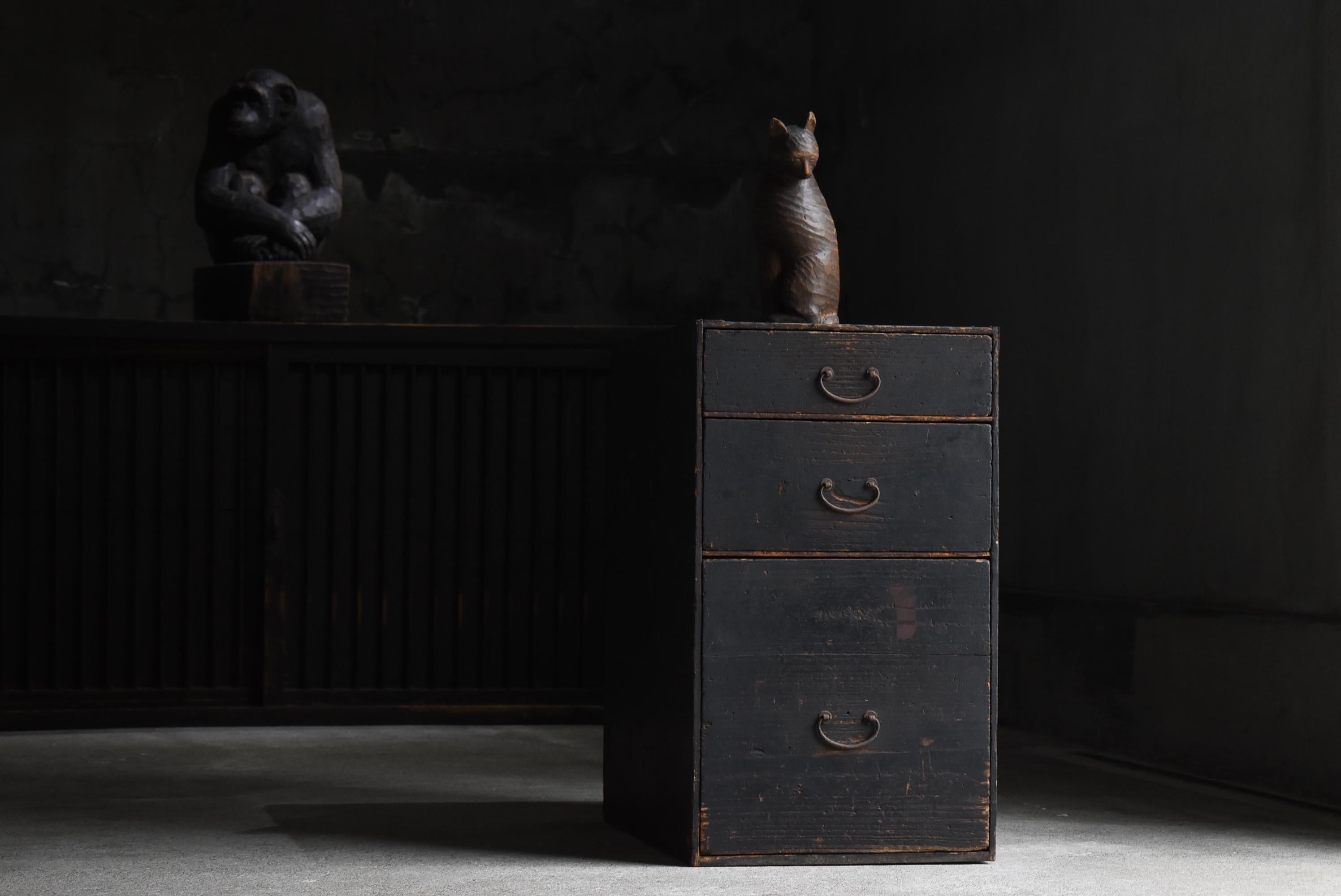 Sehr alte japanische schwarze Schubladenablage.
Die Möbel stammen aus der Meiji-Periode (1860-1900er Jahre).
Das MATERIAL ist Paulownia-Holz, ein hochwertiges Material.
Die Griffe sind aus Eisen gefertigt.

Das Design ist einfach und schlank.
Es ist