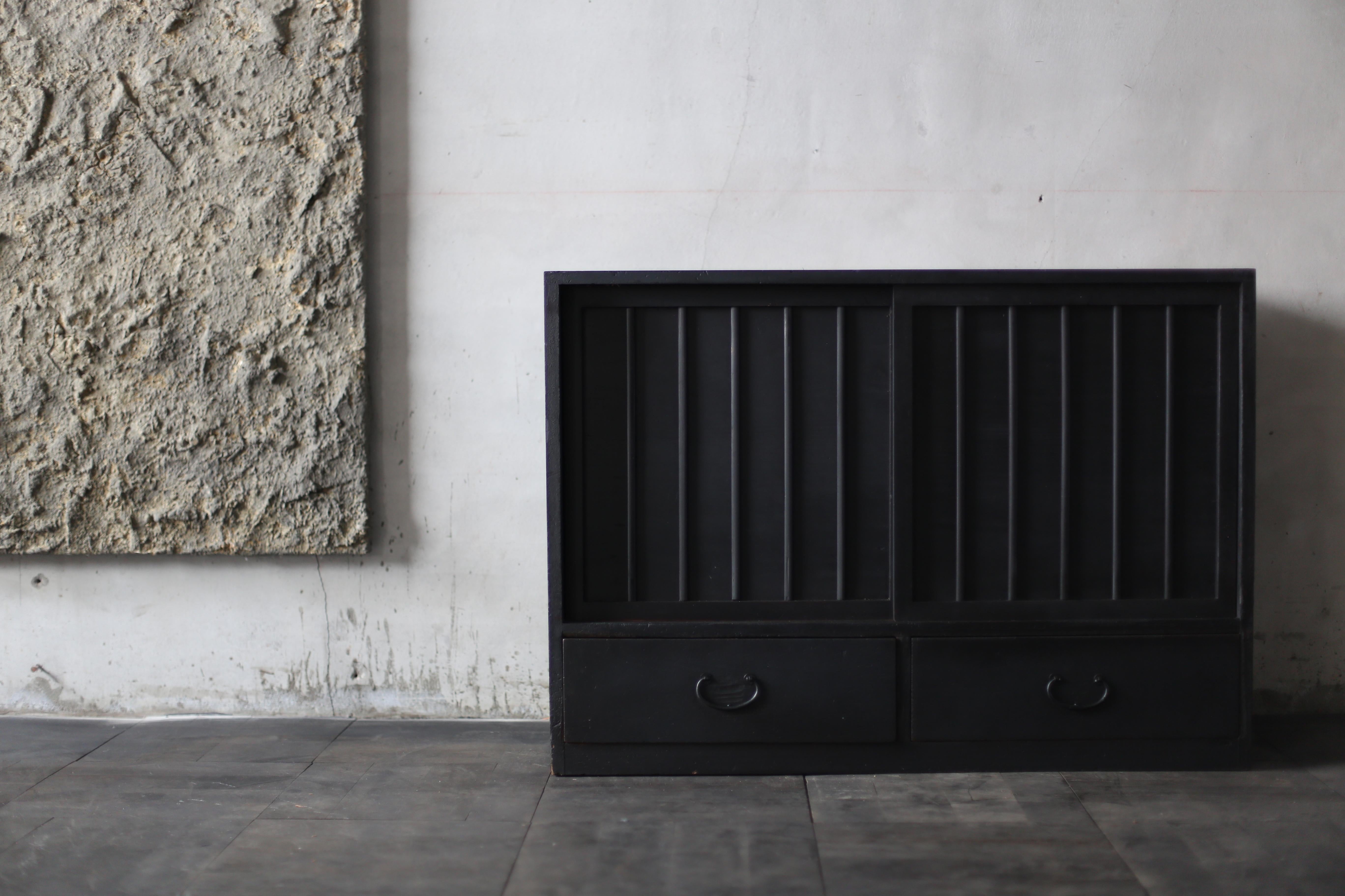 Very old Japanese black drawer storage.
This was a chest of drawers primarily used to store women's combs and cosmetics.
The furniture is from the Meiji period (1860s-1900s).
Material is cedar wood.
The handles are made of iron.

The design is