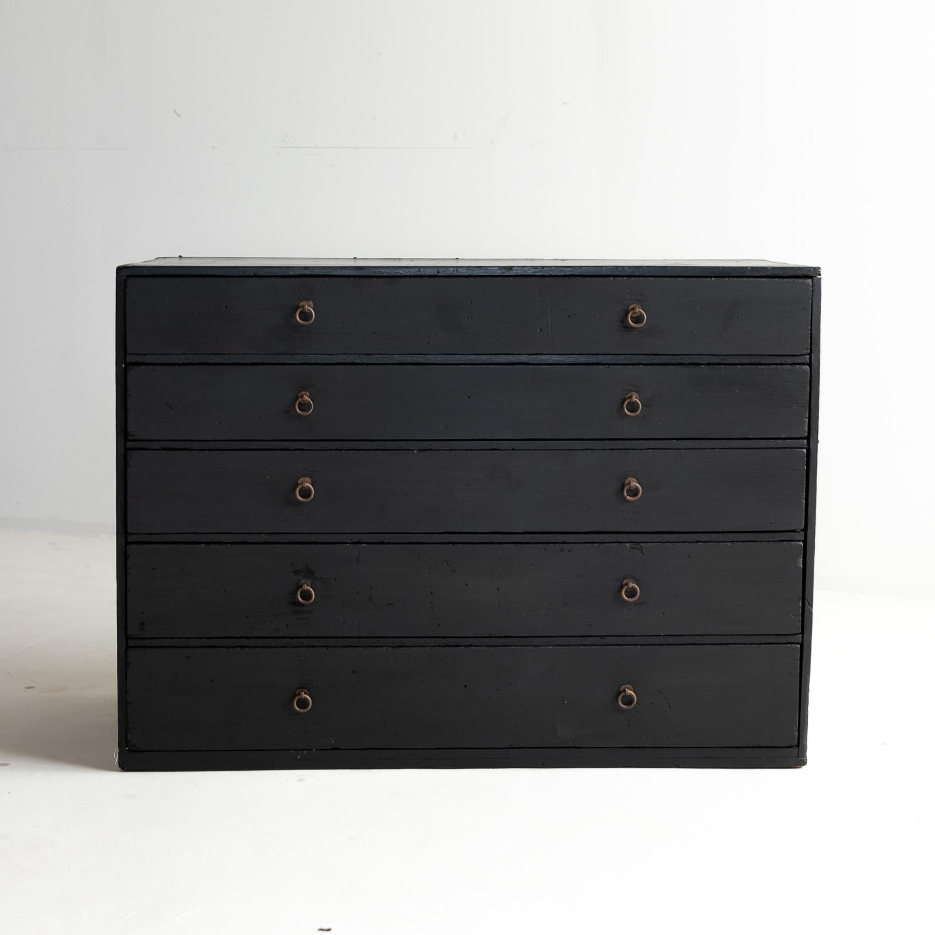 Very old Japanese black drawer.
It is from the Meiji period (1860s-1900s).
It is made mainly of cedar wood.

These drawers are beautifully finished in black lacquer.
The design is simple and lean.
It is the ultimate in simplicity.

The large round