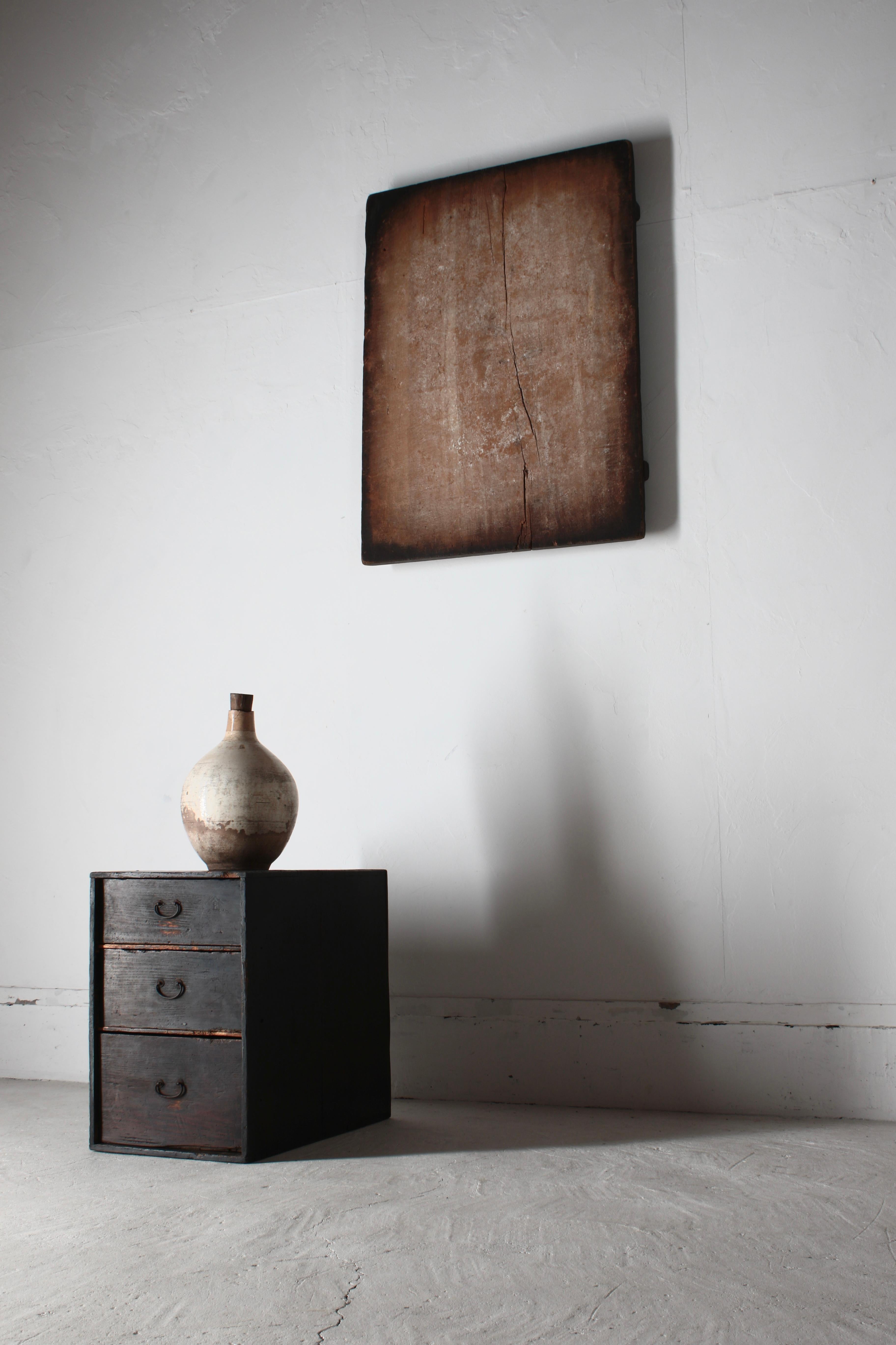 This is an old Japanese black chest of drawers.
It seems to be around the Meiji period, and the material is made of cedar.
It is a very simple design with almost no metal fittings.

The drawer is deep and can hold a lot of things.
Compared to
