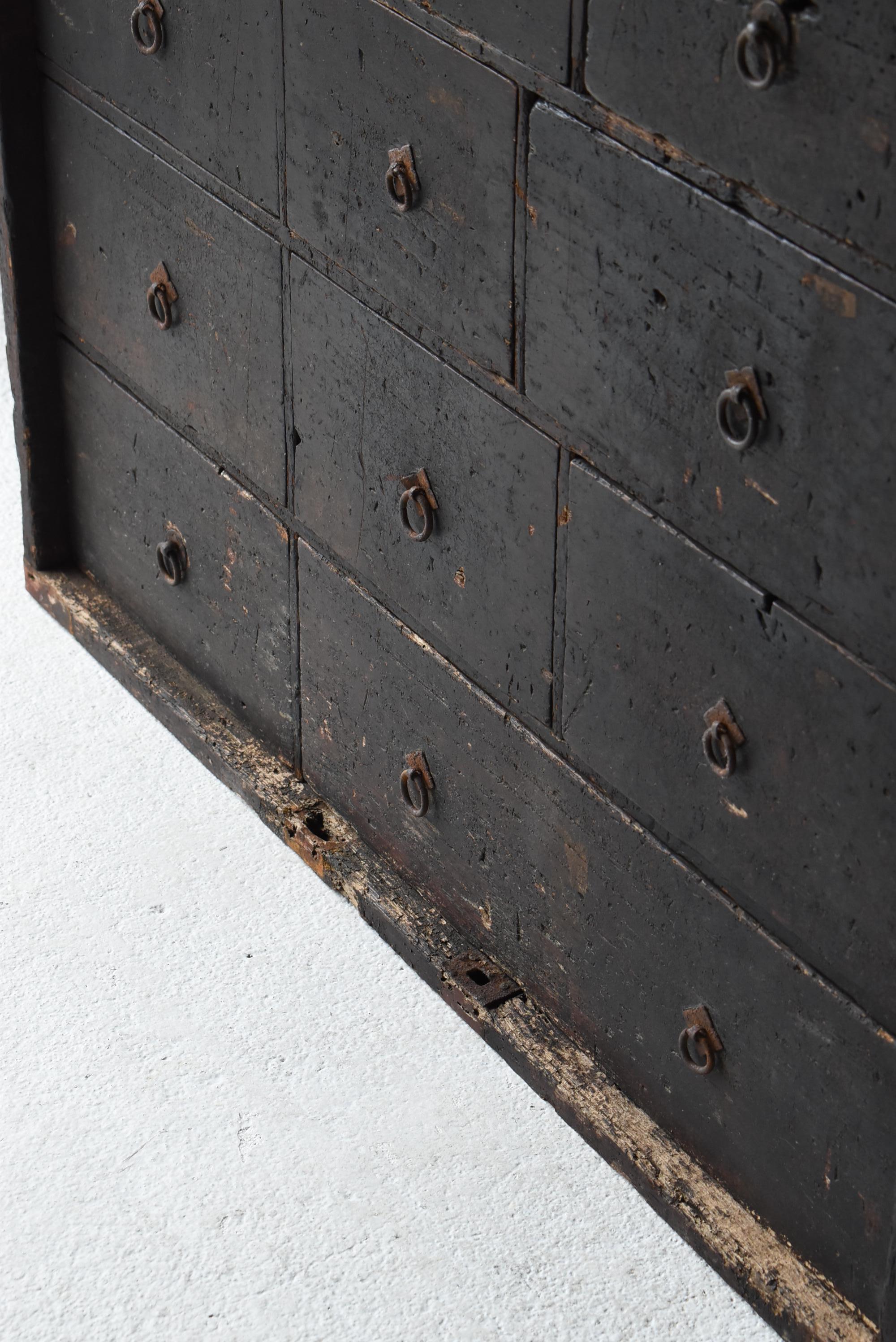 Japanese Antique Black Drawer Chest 1716s-1736s / Tansu Sideboard Wabi Sabi In Good Condition For Sale In Chōsei District Nagara, JP