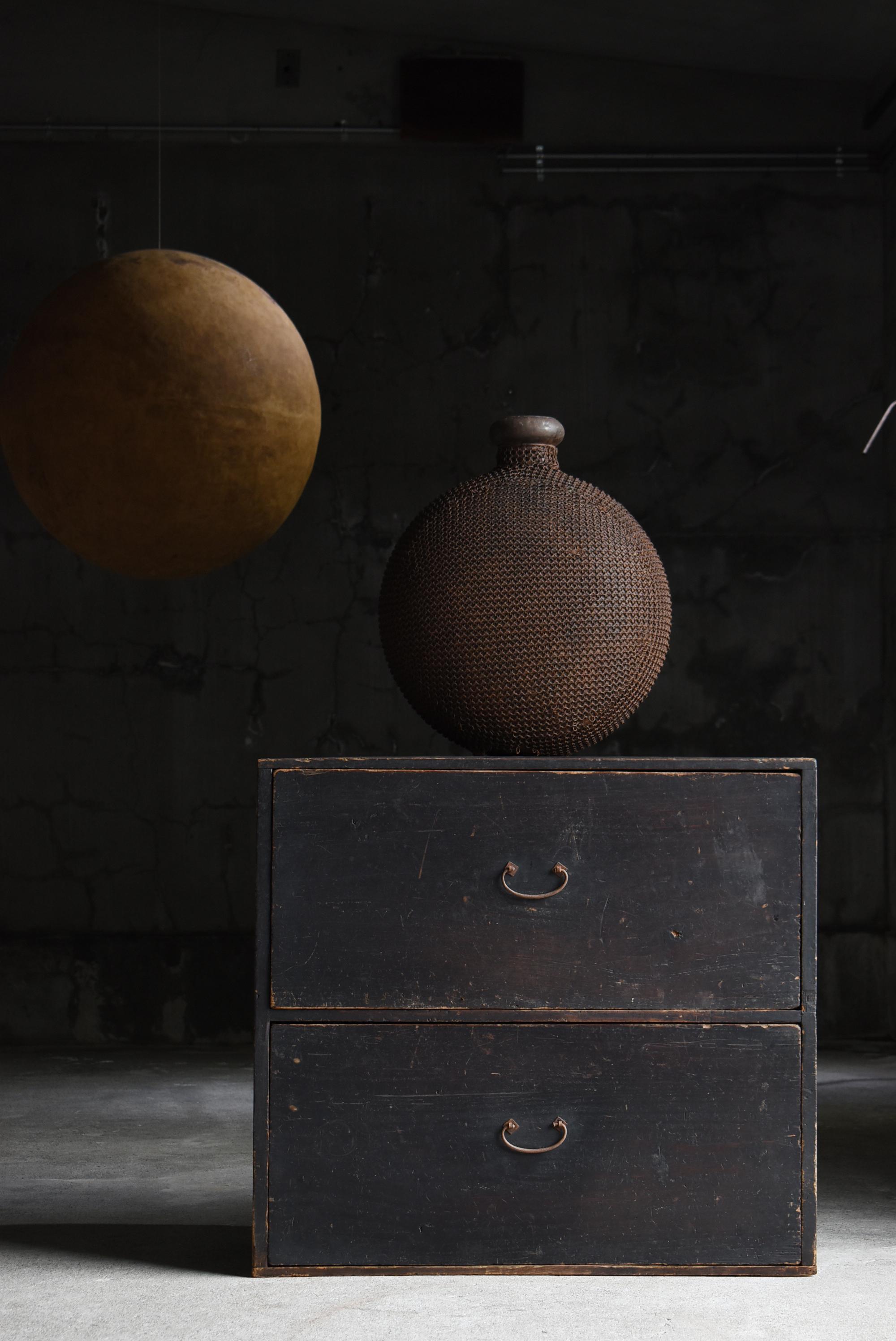 This is an old Japanese chest of drawers, handcrafted during the Meiji period (1860s–1900s).
It is a fine example of traditional Japanese craftsmanship from that era. The body is made of sugi (Japanese cedar), known for its lightness and warmth,