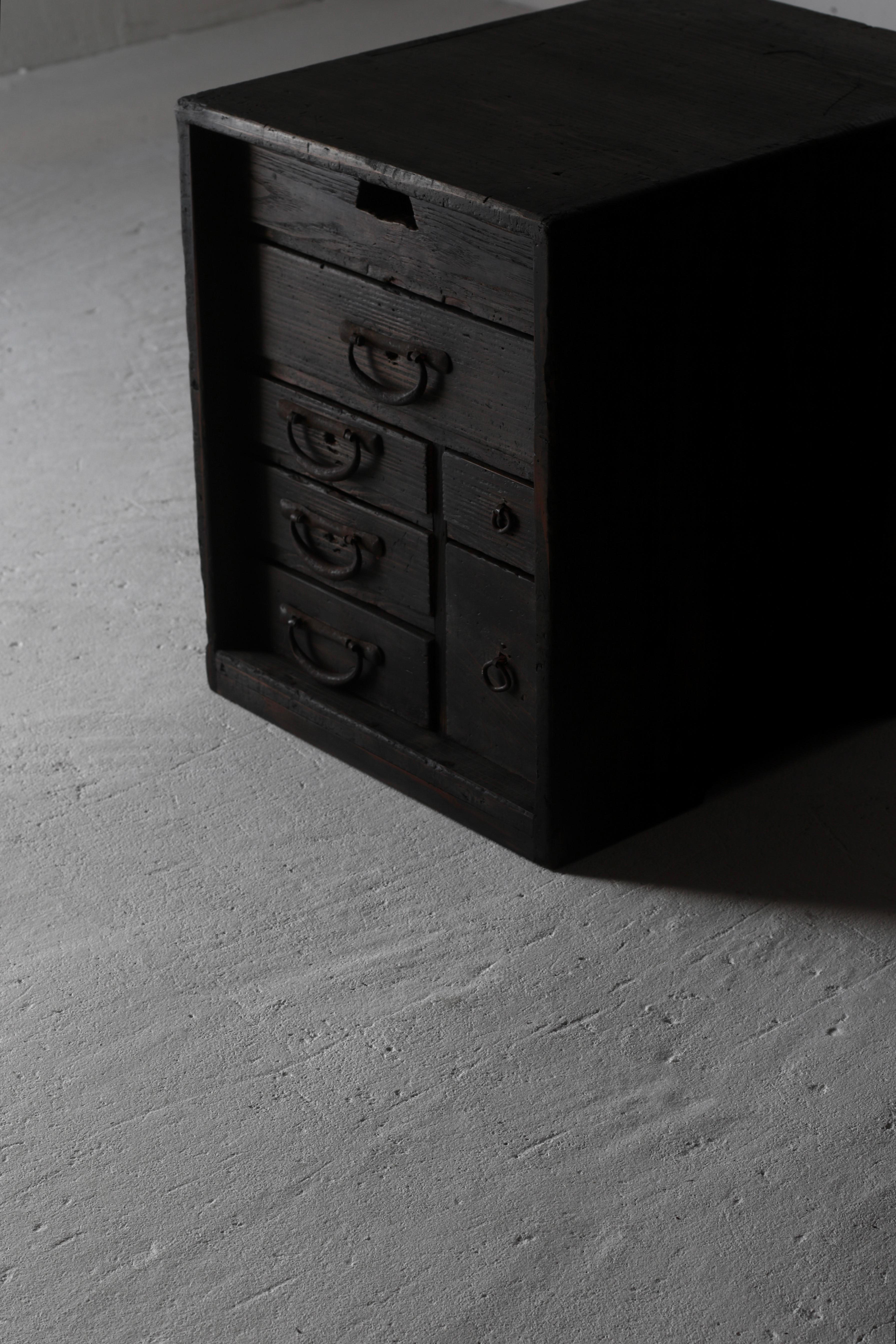 Japanische antike schwarze Schublade / Aufbewahrung / WabiSabi aus der Meiji-Periode (Holzarbeit) im Angebot
