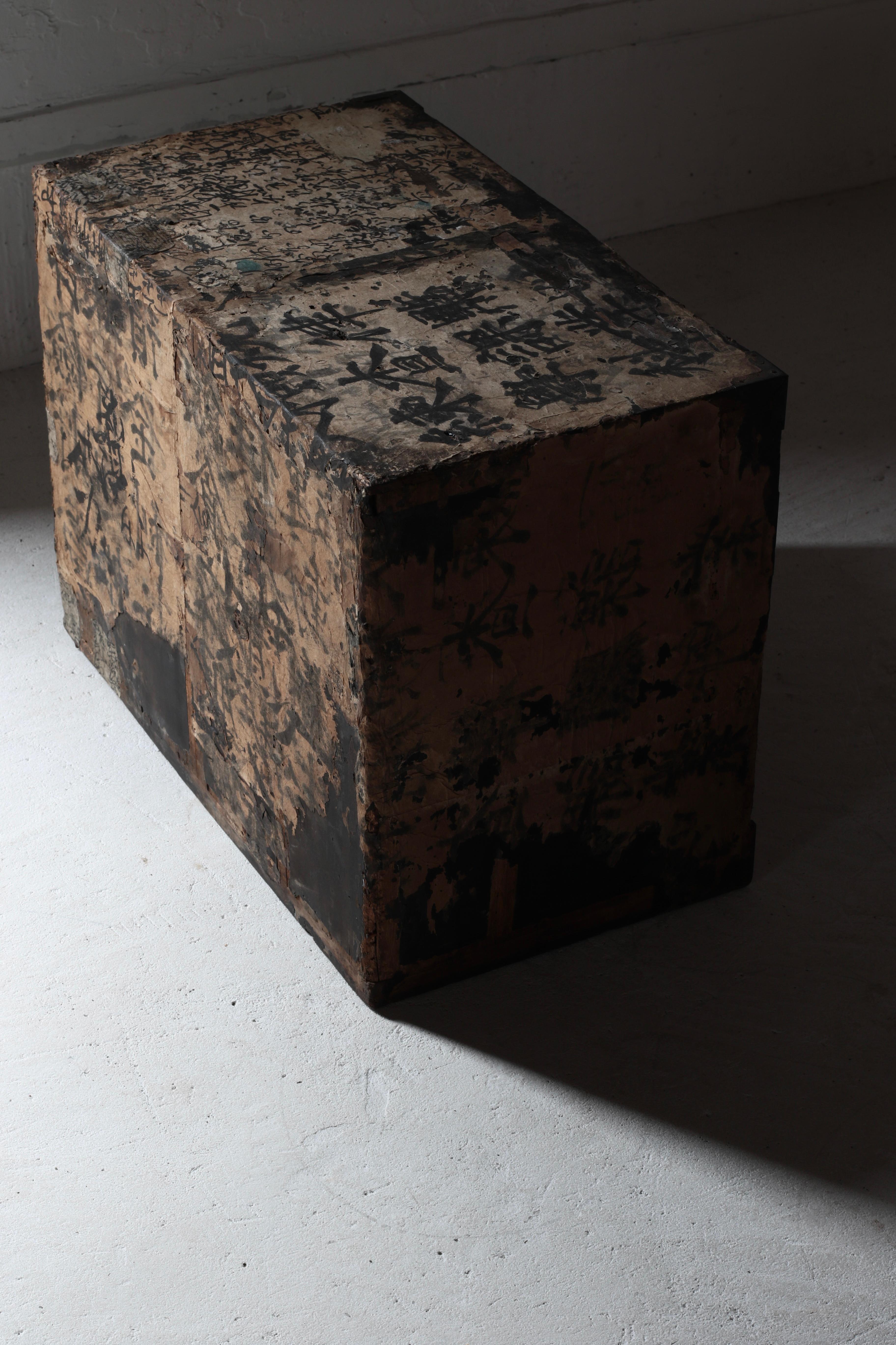 Cajón Negro Antiguo Japonés Con Papel Pegado/ Almacenamiento/ 1868-1912s/ Wabi-sabi 4