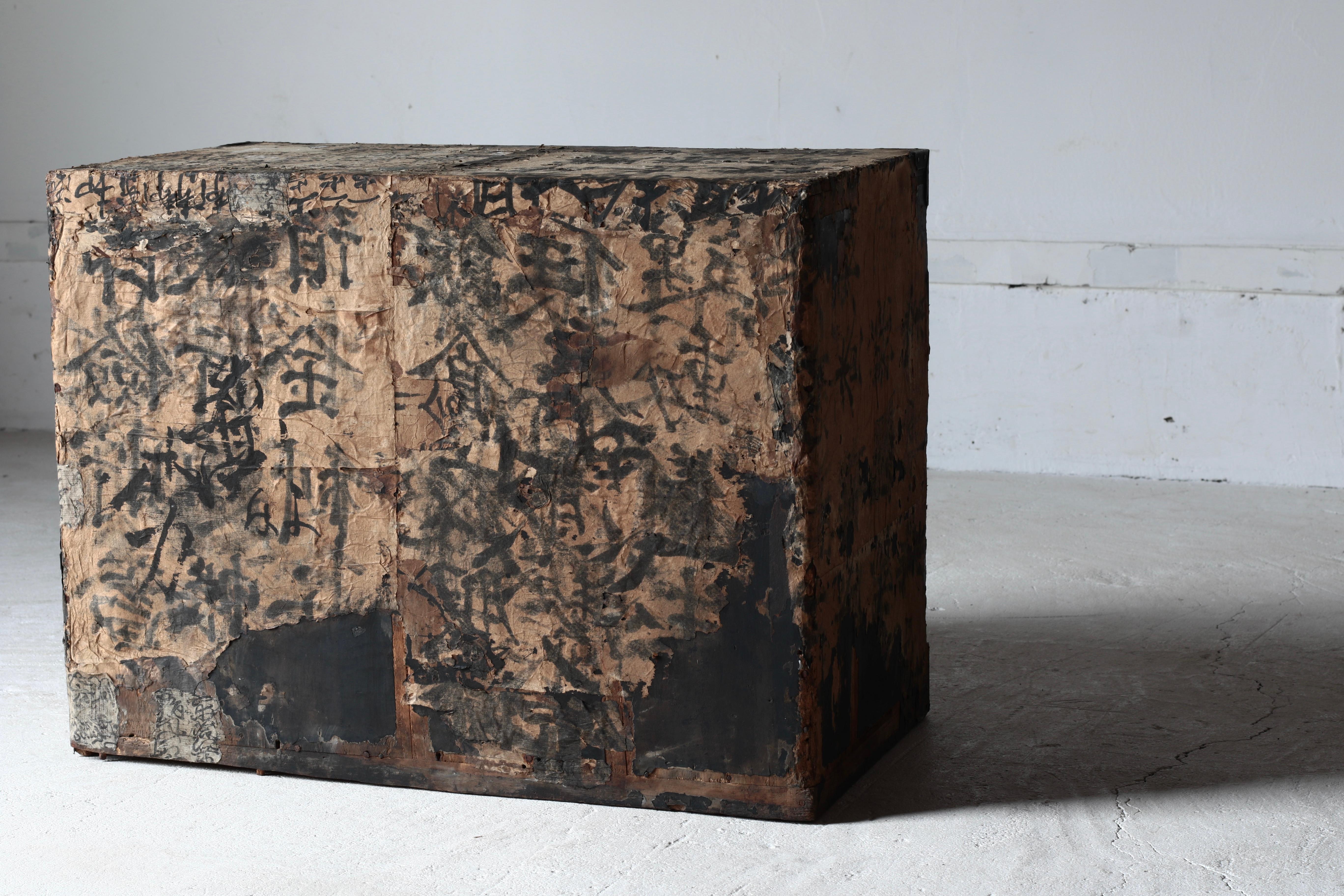 Cajón Negro Antiguo Japonés Con Papel Pegado/ Almacenamiento/ 1868-1912s/ Wabi-sabi siglo XIX