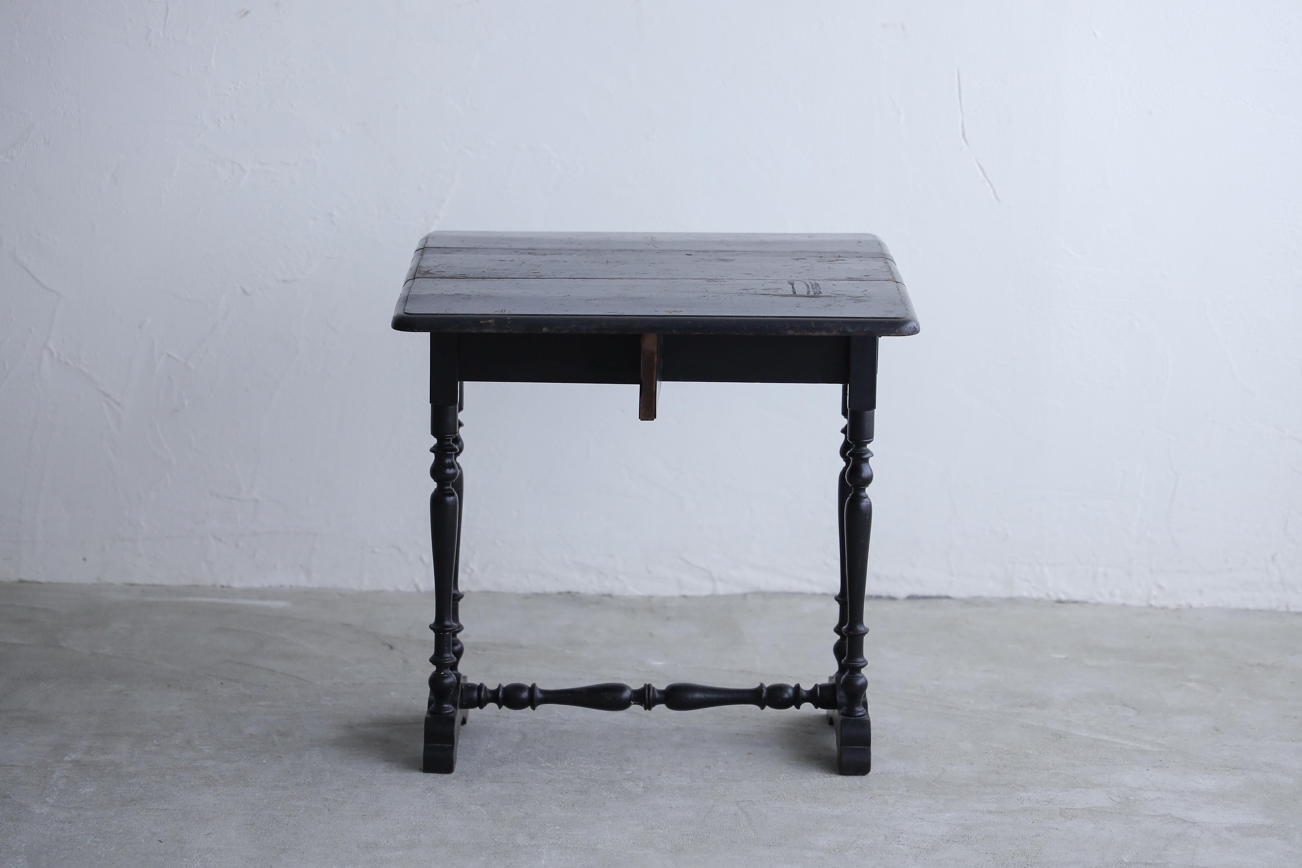 Una mesa plegable fabricada en la época Taisho.

La madera de cerezo lacada tiene una textura intemporal de gran calidad y un aspecto delicado que no resulta demasiado dulce.

Su aspecto suave se integra con delicadeza en cualquier espacio, ya sea