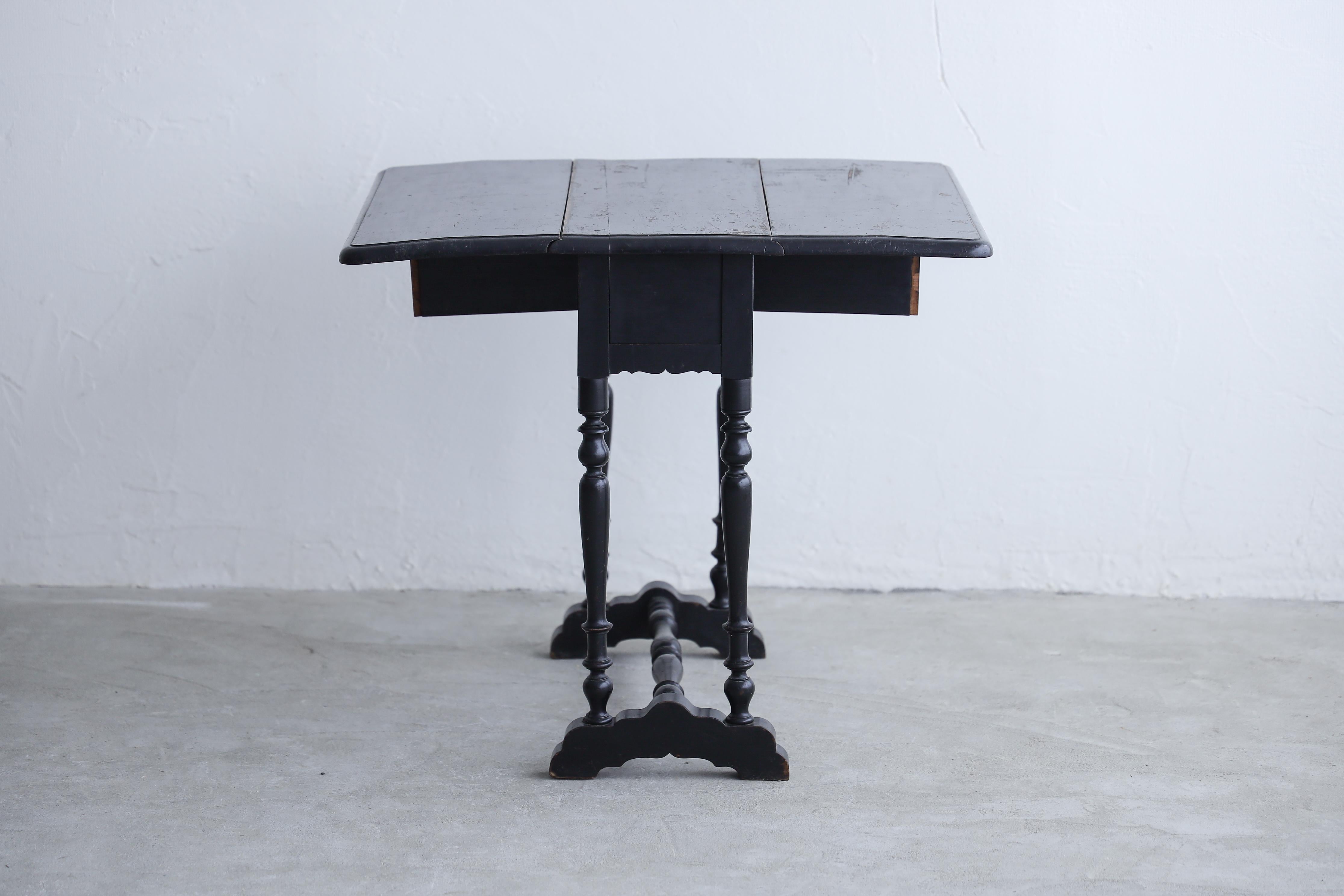 Mesa plegable japonesa antigua negra, Wabi-sabi, Japandi Hecho a mano en venta