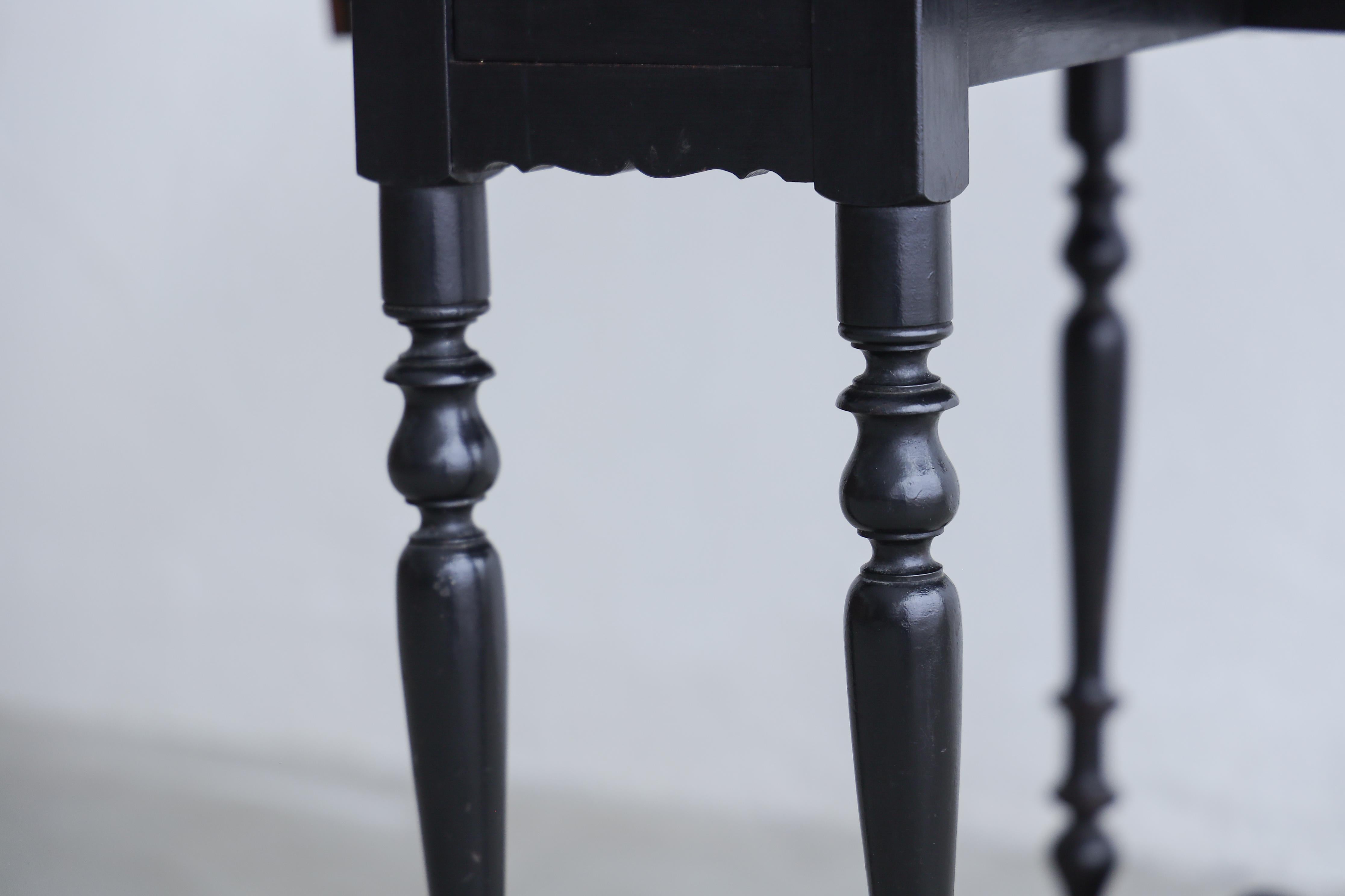 Mesa plegable japonesa antigua negra, Wabi-sabi, Japandi siglo XX en venta