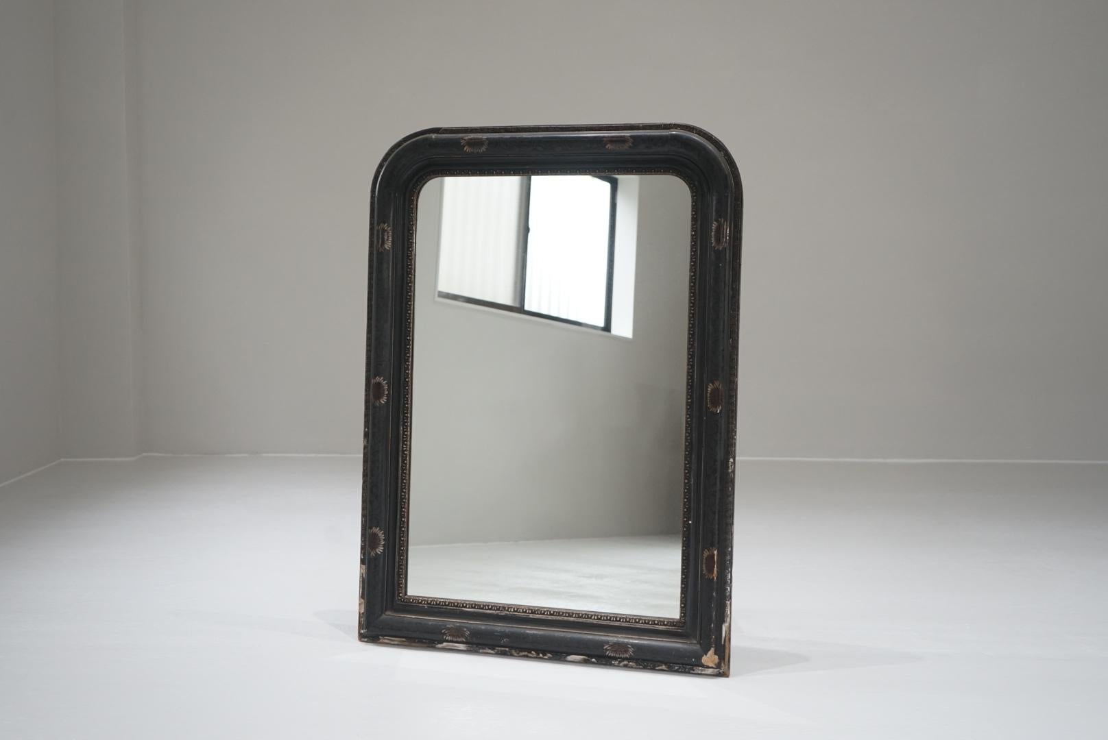 Questo è un vecchio specchio giapponese.
È stato realizzato durante il periodo Meiji o Taisho.
La cornice è realizzata in legno laccato e decorata con decorazioni e dipinti floreali.

Alla cornice mancano alcune decorazioni e una parte della vernice