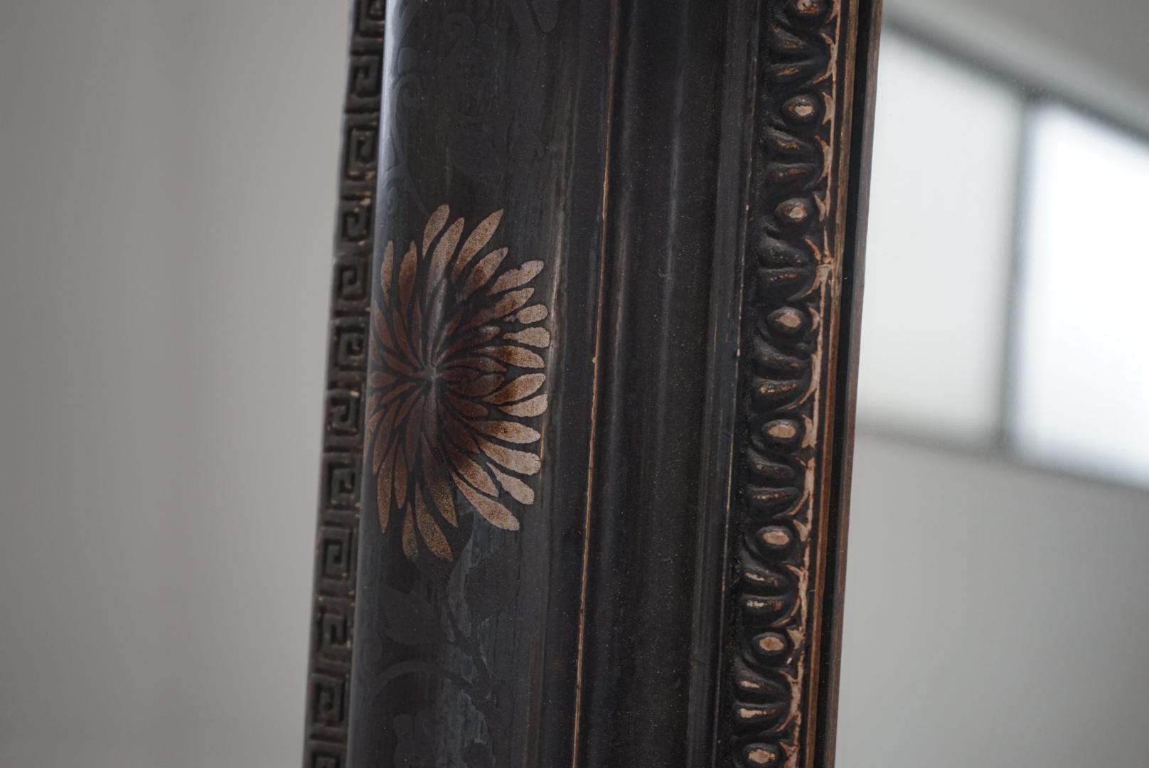 XIX secolo Antique Mirror giapponese Specchio con cornice nera Lacca giapponese Wabi-Sabi in vendita