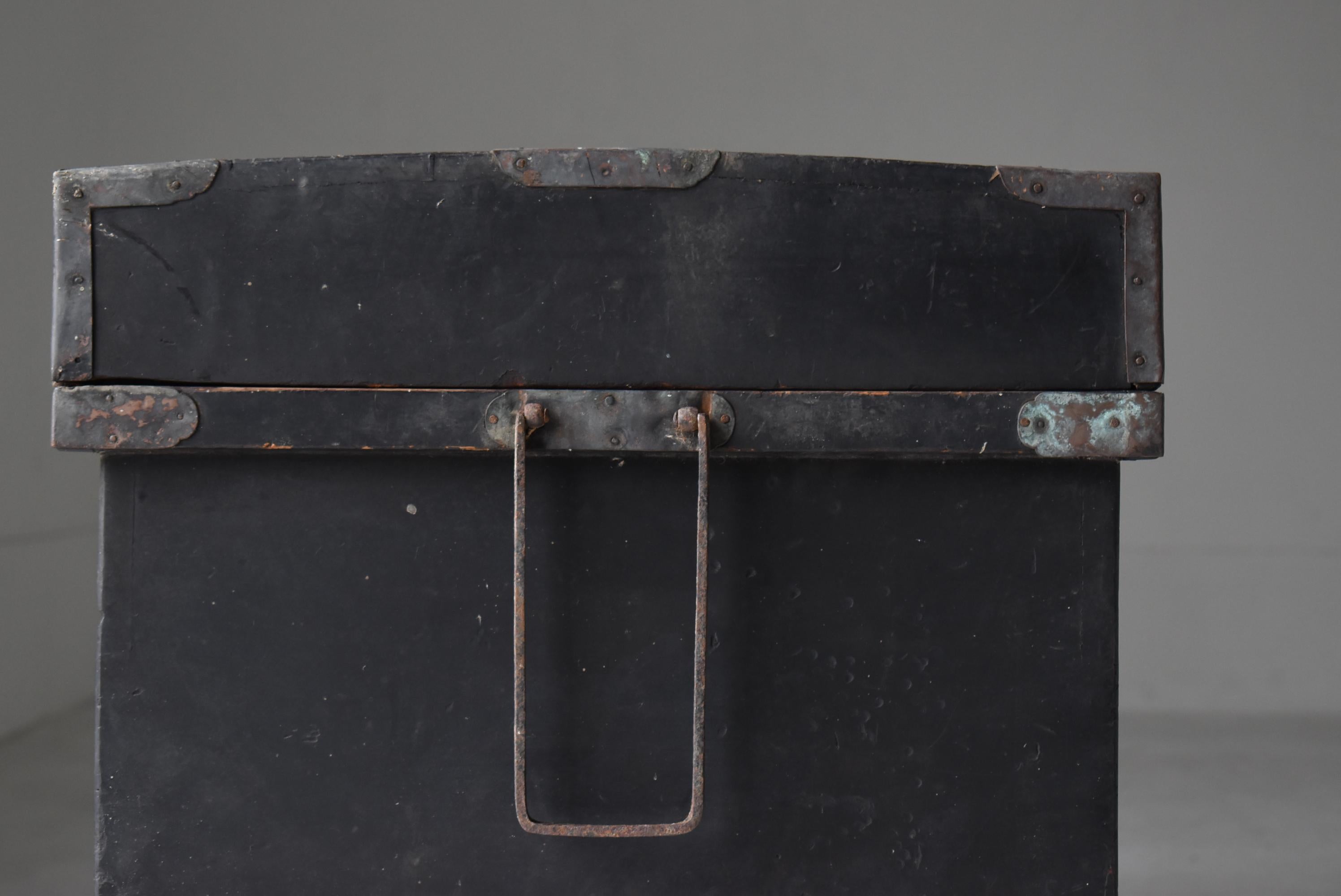 Japanese Antique Black Lacquered Box 1860s-1900s / Tansu Sideboard Wabisabi For Sale 3