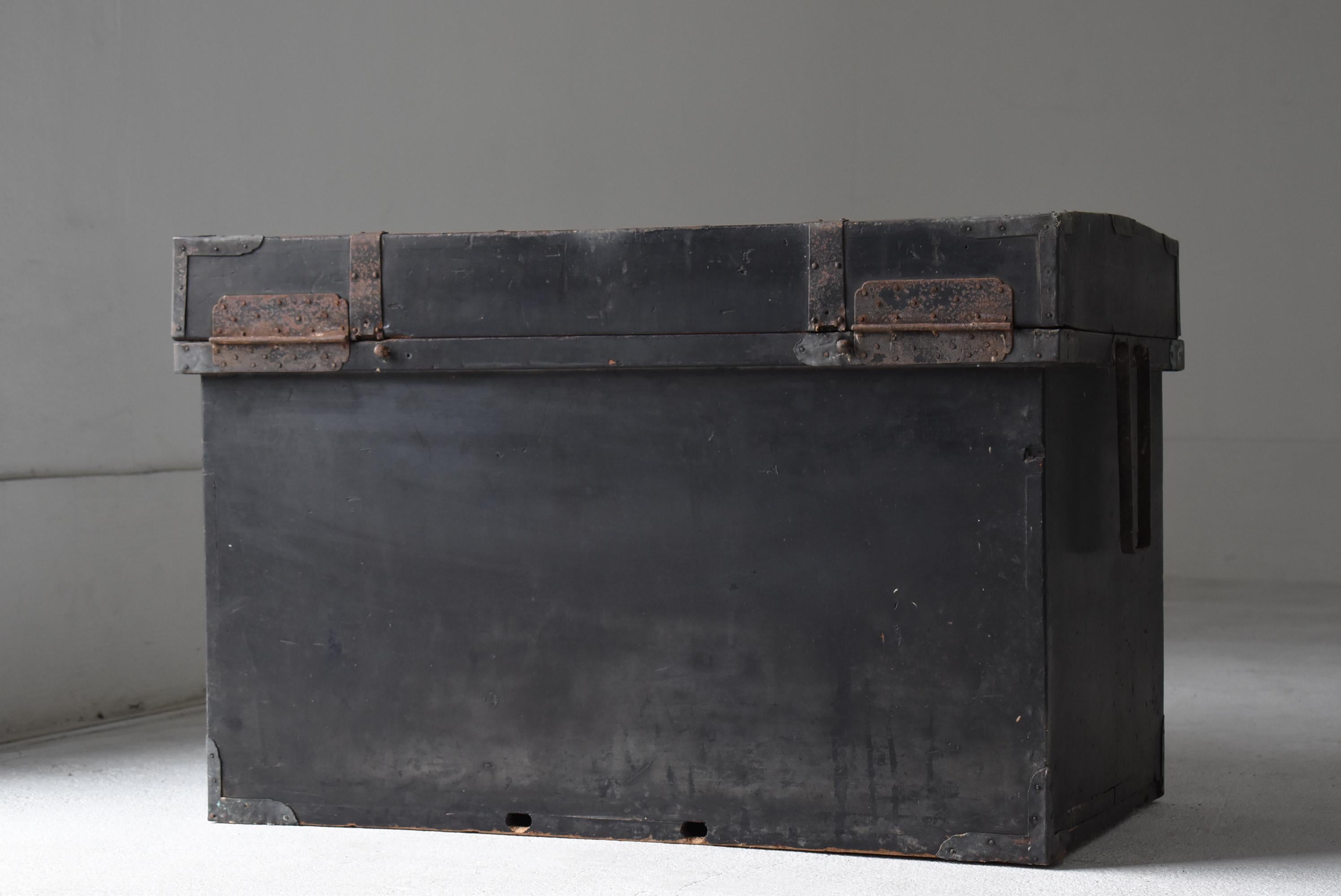 Japanese Antique Black Lacquered Box 1860s-1900s / Tansu Sideboard Wabisabi For Sale 4