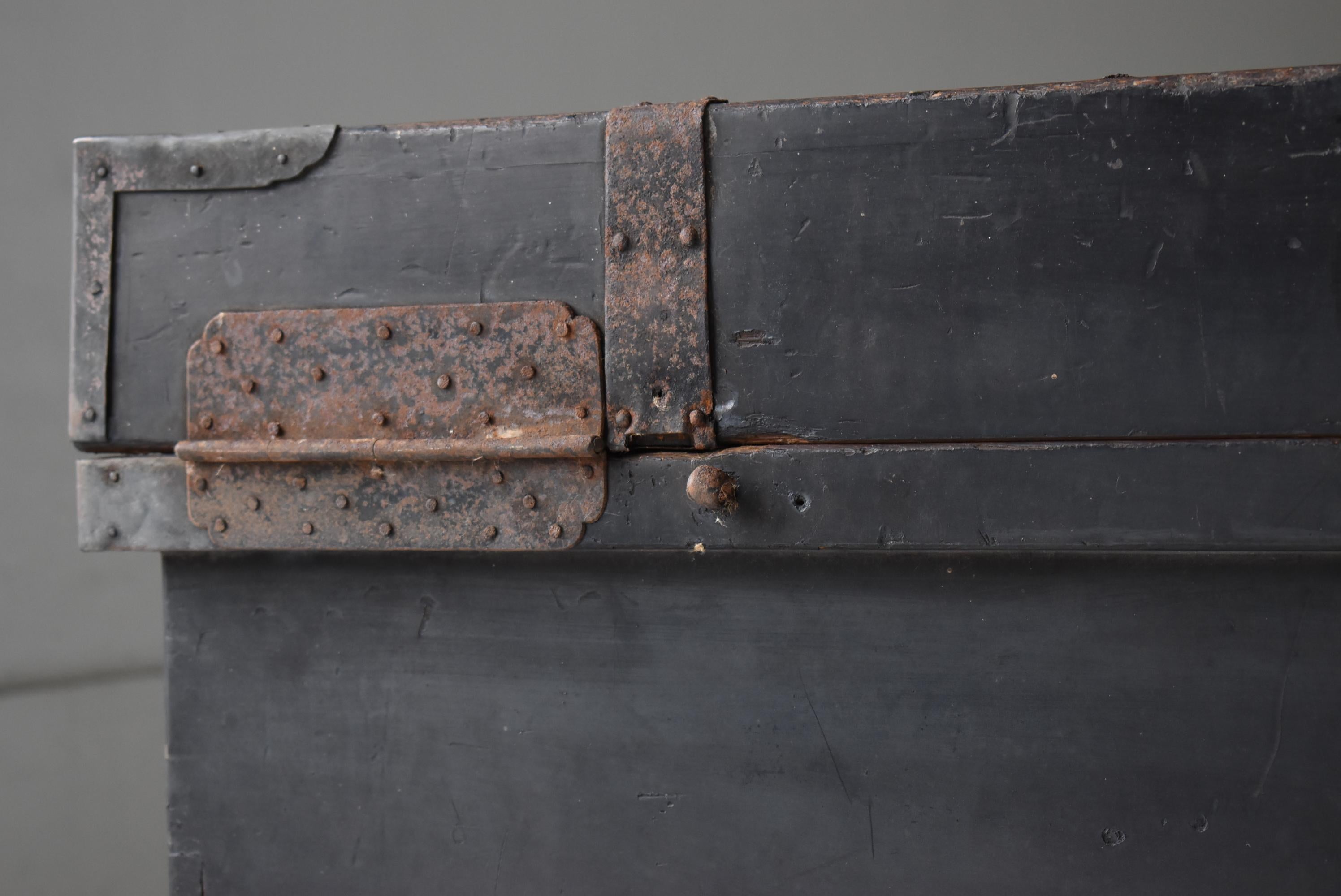 Japanese Antique Black Lacquered Box 1860s-1900s / Tansu Sideboard Wabisabi For Sale 5