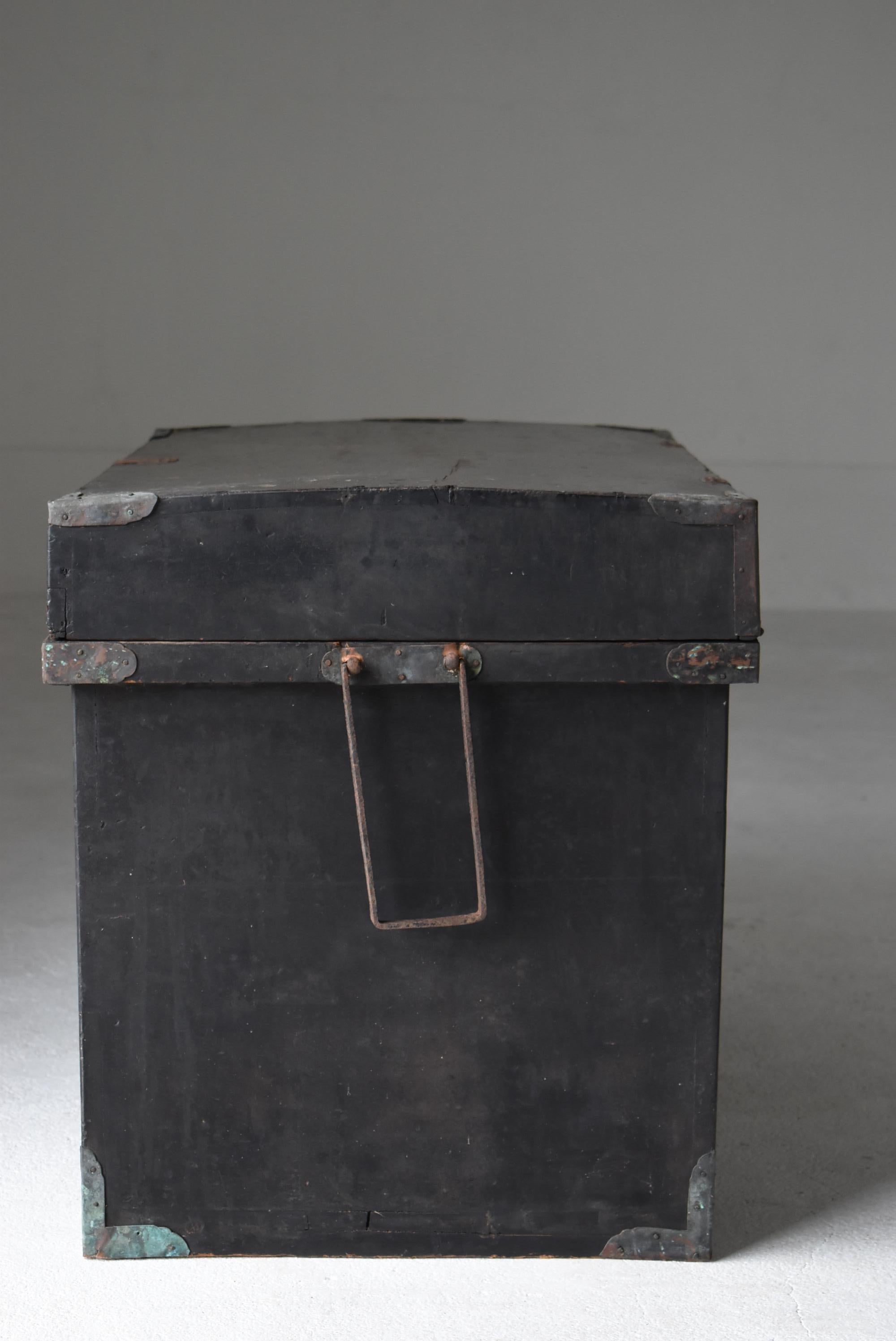 Japanese Antique Black Lacquered Box 1860s-1900s / Tansu Sideboard Wabisabi For Sale 6