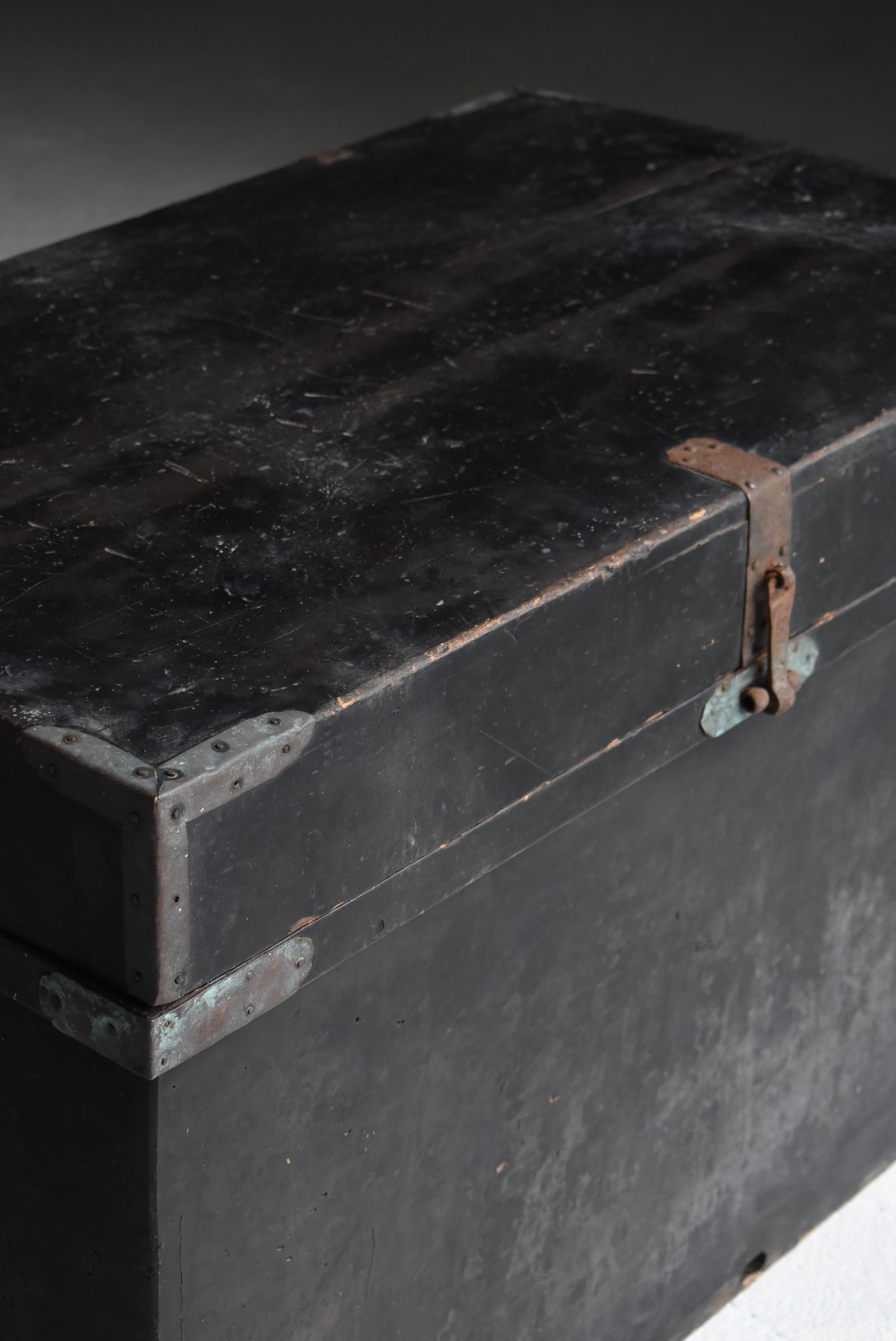 Japanese Antique Black Lacquered Box 1860s-1900s / Tansu Sideboard Wabisabi For Sale 7