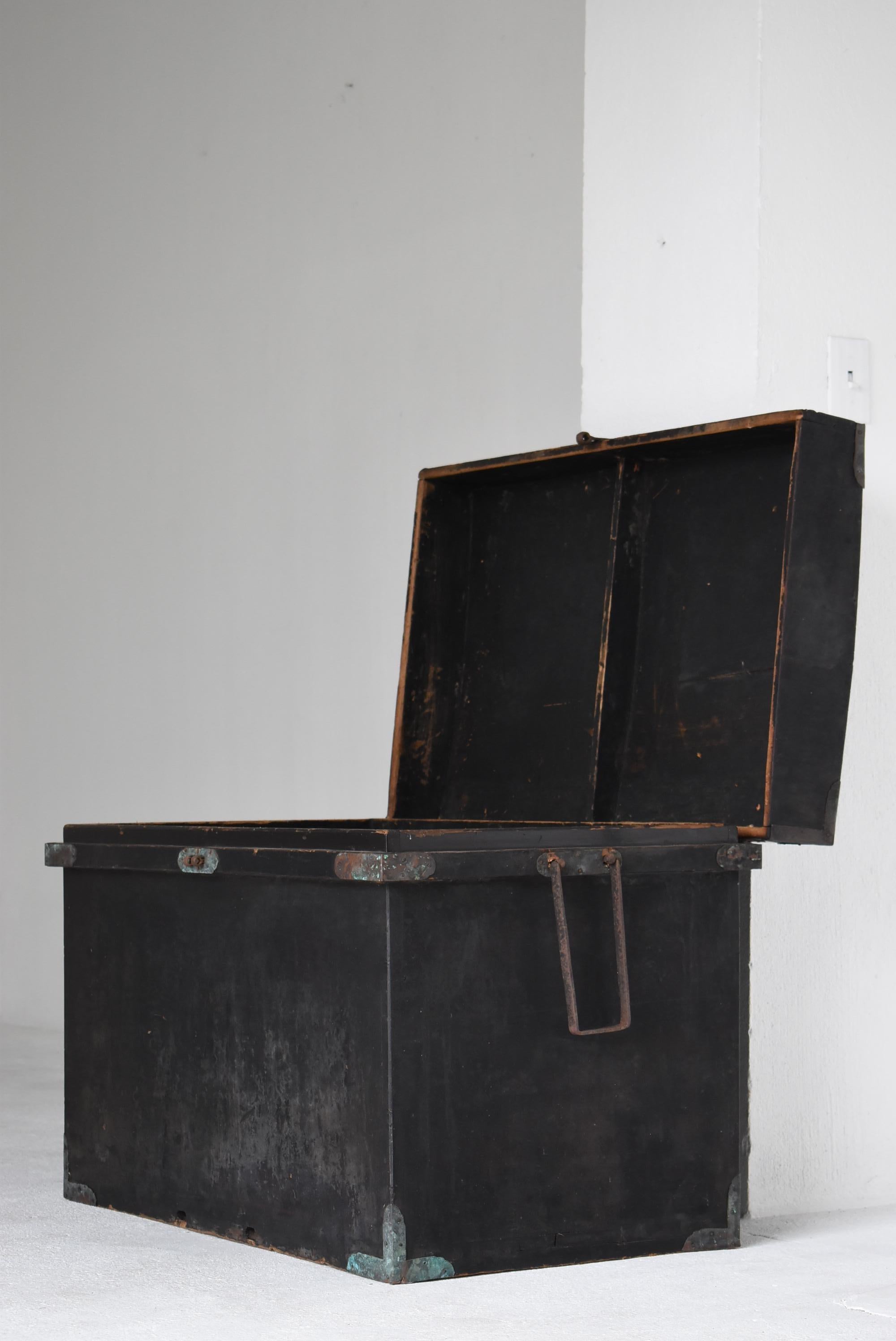 Japanese Antique Black Lacquered Box 1860s-1900s / Tansu Sideboard Wabisabi For Sale 8