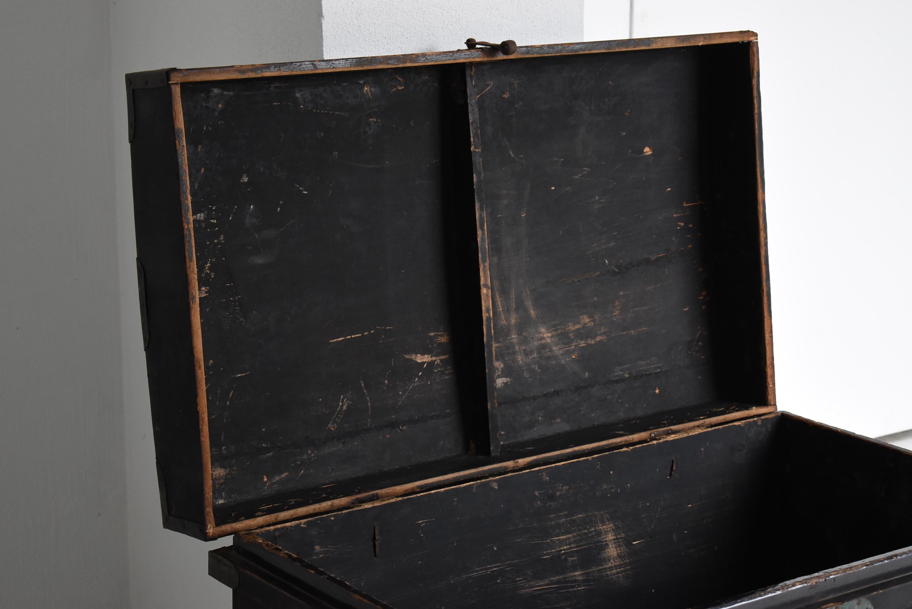 Japanese Antique Black Lacquered Box 1860s-1900s / Tansu Sideboard Wabisabi For Sale 9