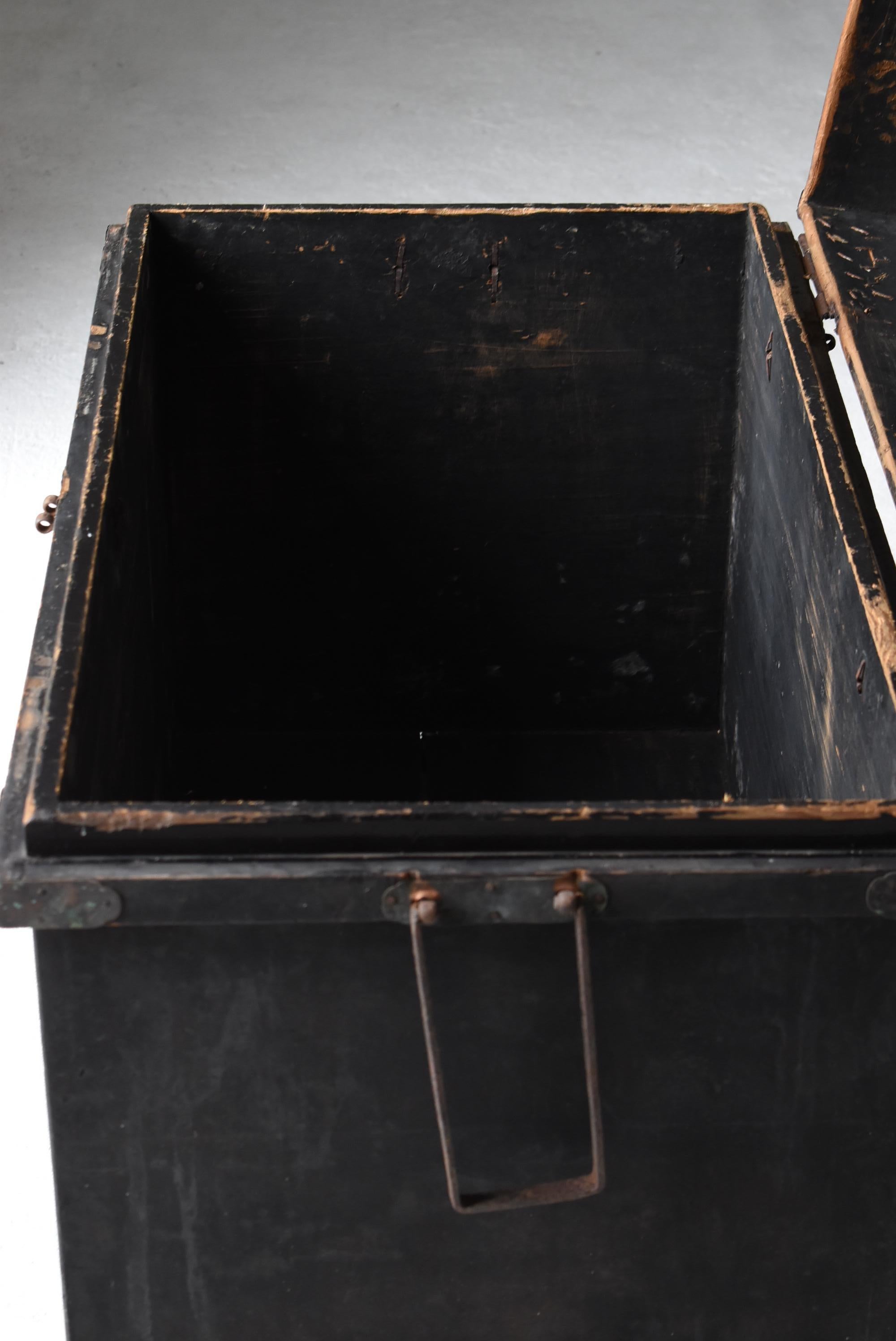 Japanese Antique Black Lacquered Box 1860s-1900s / Tansu Sideboard Wabisabi For Sale 10