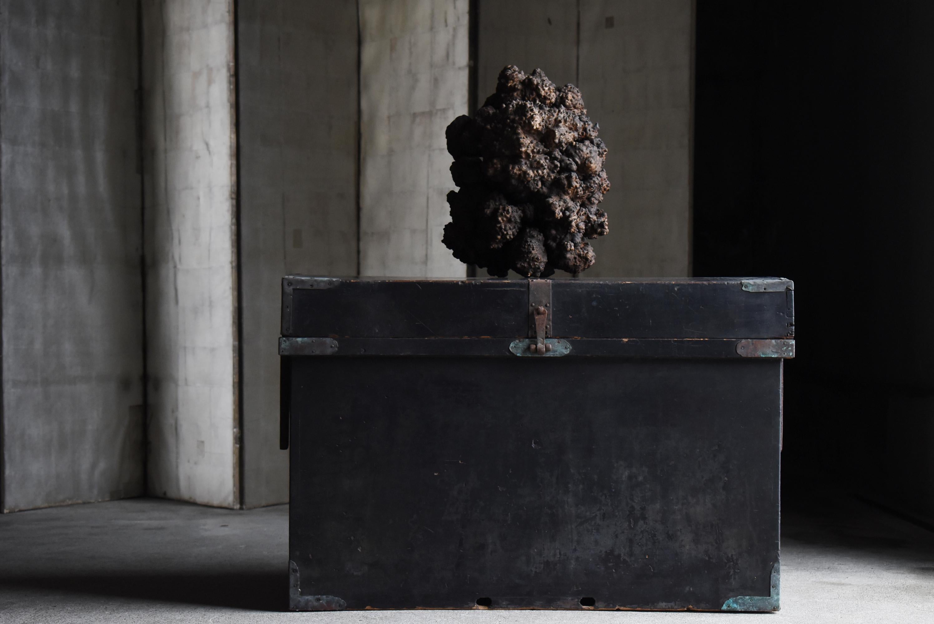 This box is made in Japan and coated with black lacquer.
The furniture was made during the Meiji period (1860s-1900s) and is made of cedar wood. The metal fittings are made of copper, and their timeworn greenish-blue hues provide a quiet
