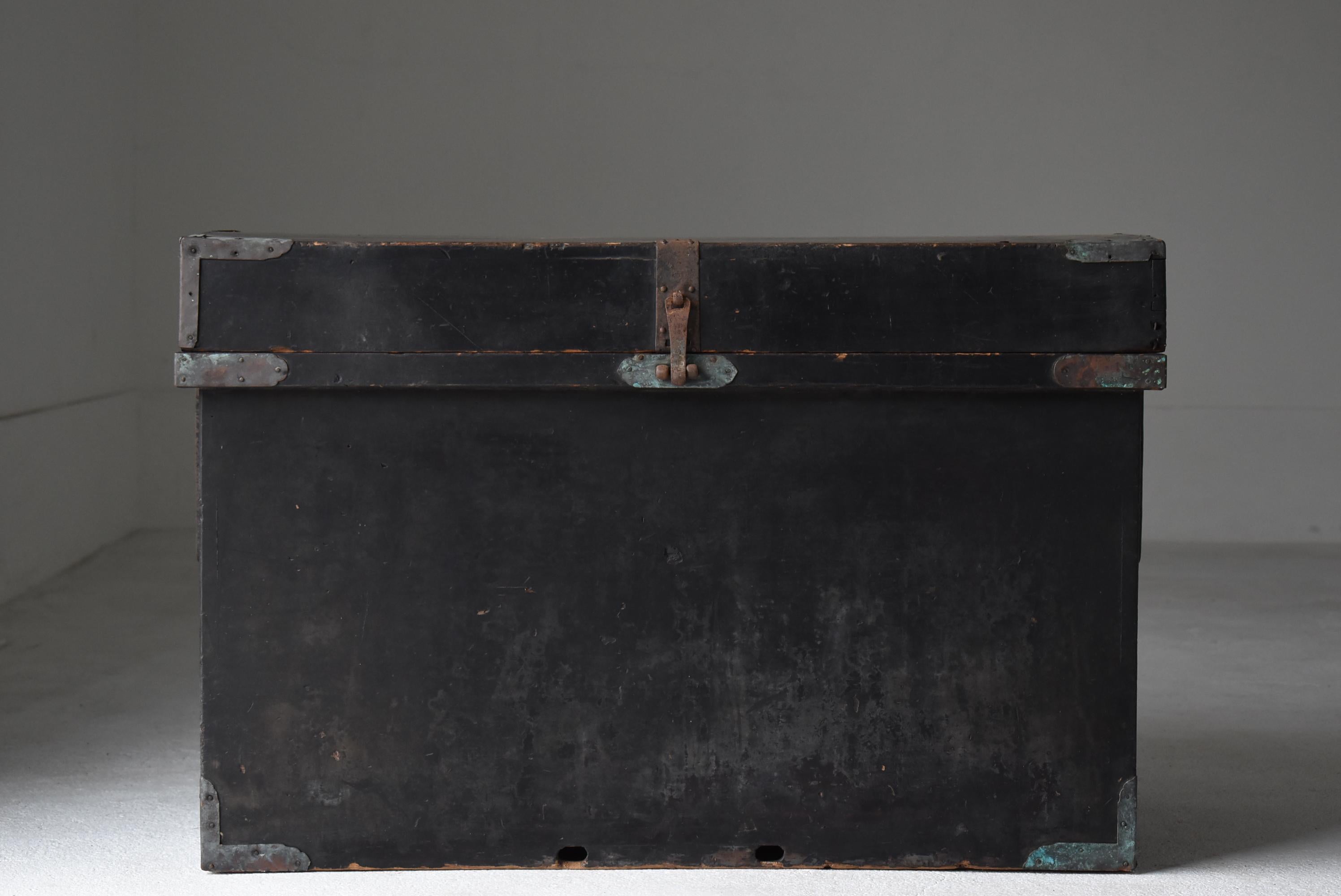 Woodwork Japanese Antique Black Lacquered Box 1860s-1900s / Tansu Sideboard Wabisabi For Sale