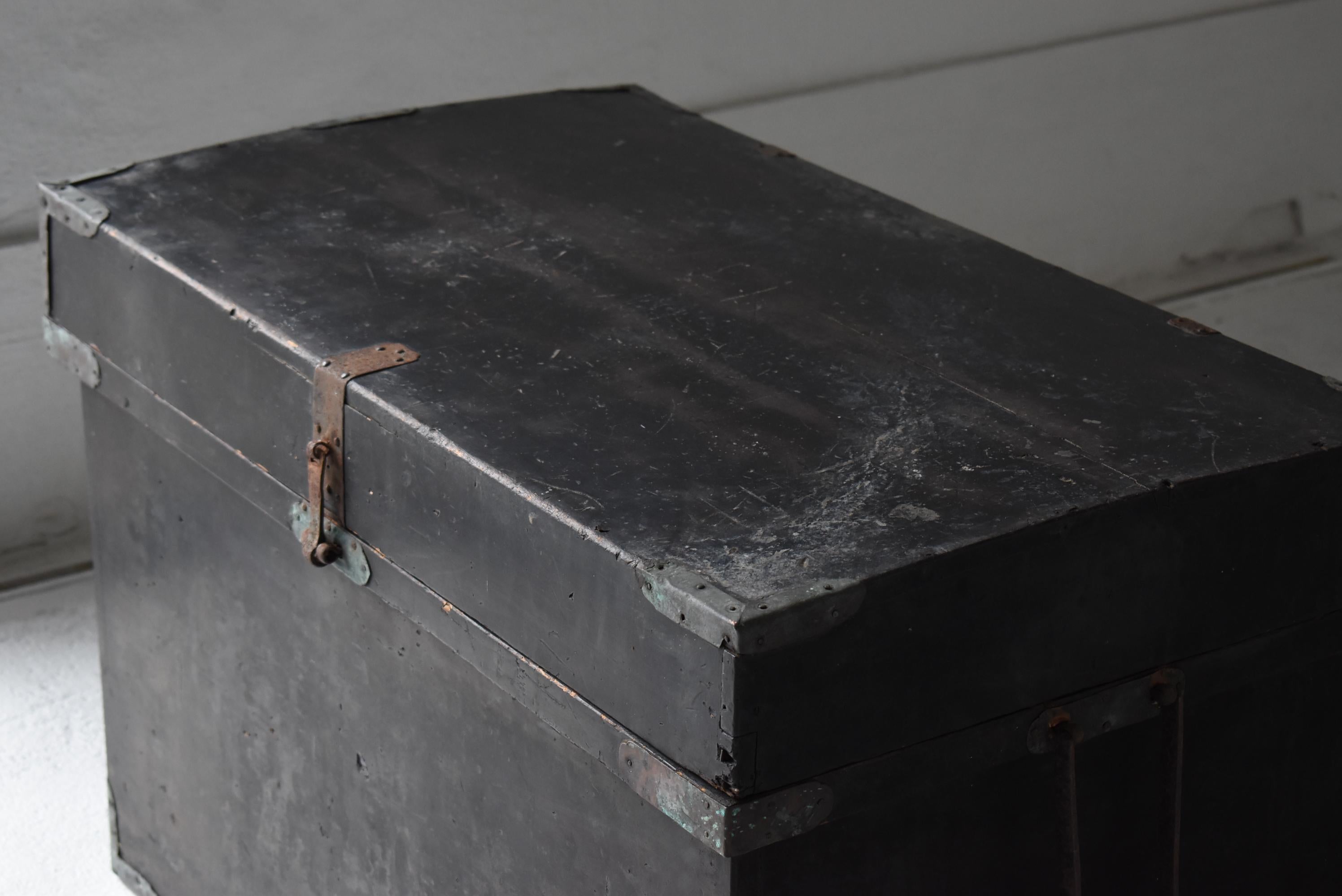 Japanese Antique Black Lacquered Box 1860s-1900s / Tansu Sideboard Wabisabi In Good Condition For Sale In Chōsei District Nagara, JP