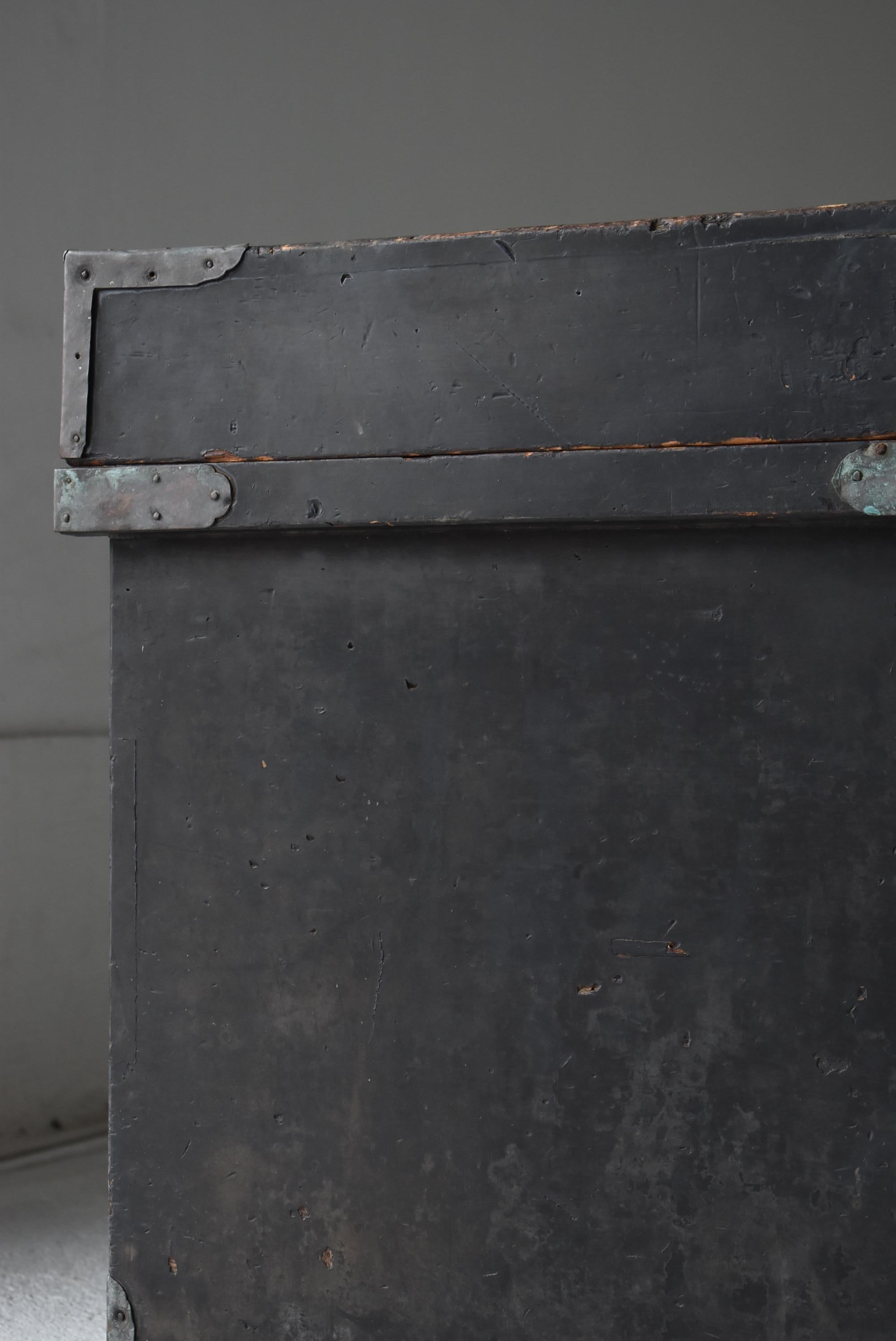 Japanese Antique Black Lacquered Box 1860s-1900s / Tansu Sideboard Wabisabi For Sale 1