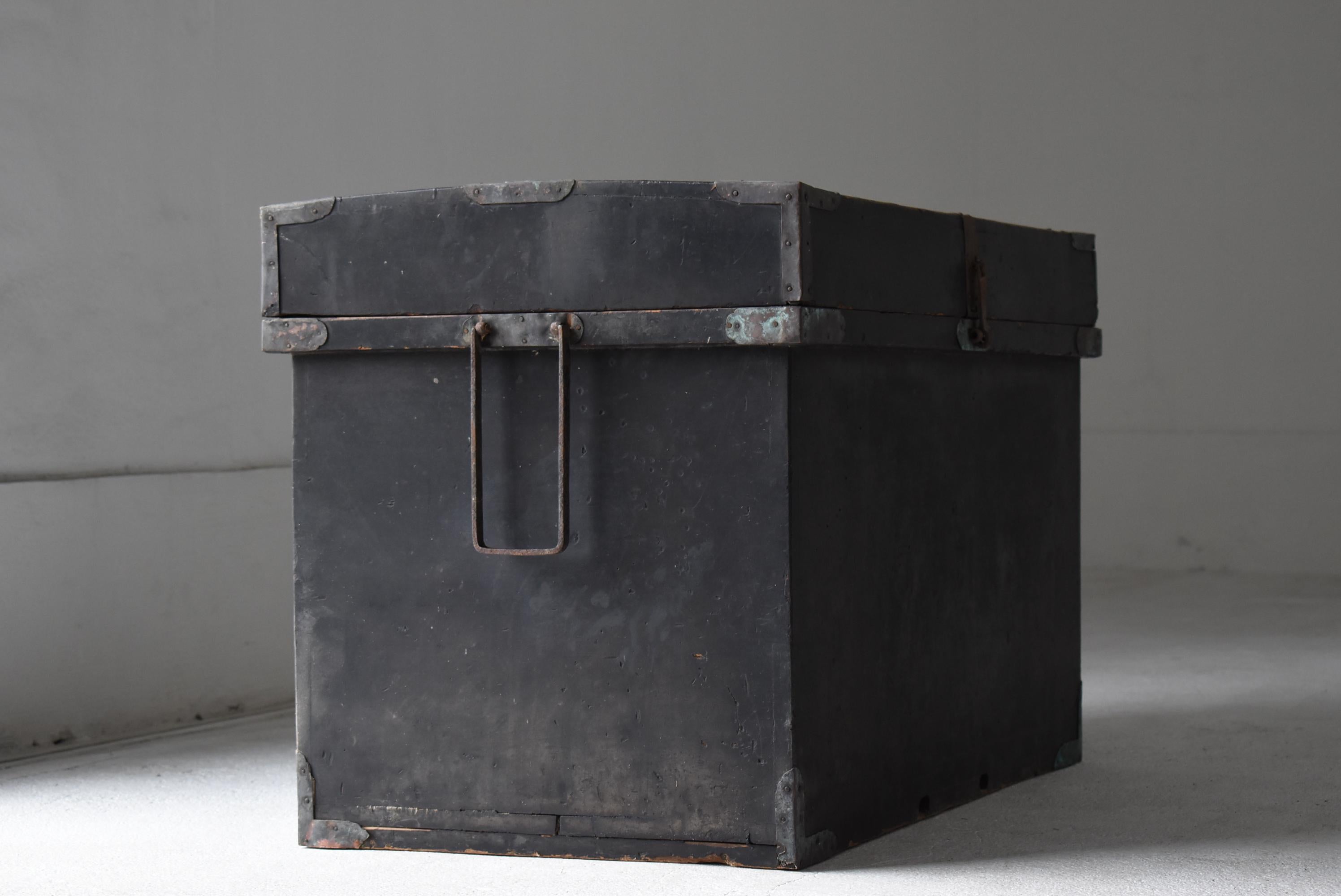 Japanese Antique Black Lacquered Box 1860s-1900s / Tansu Sideboard Wabisabi For Sale 2