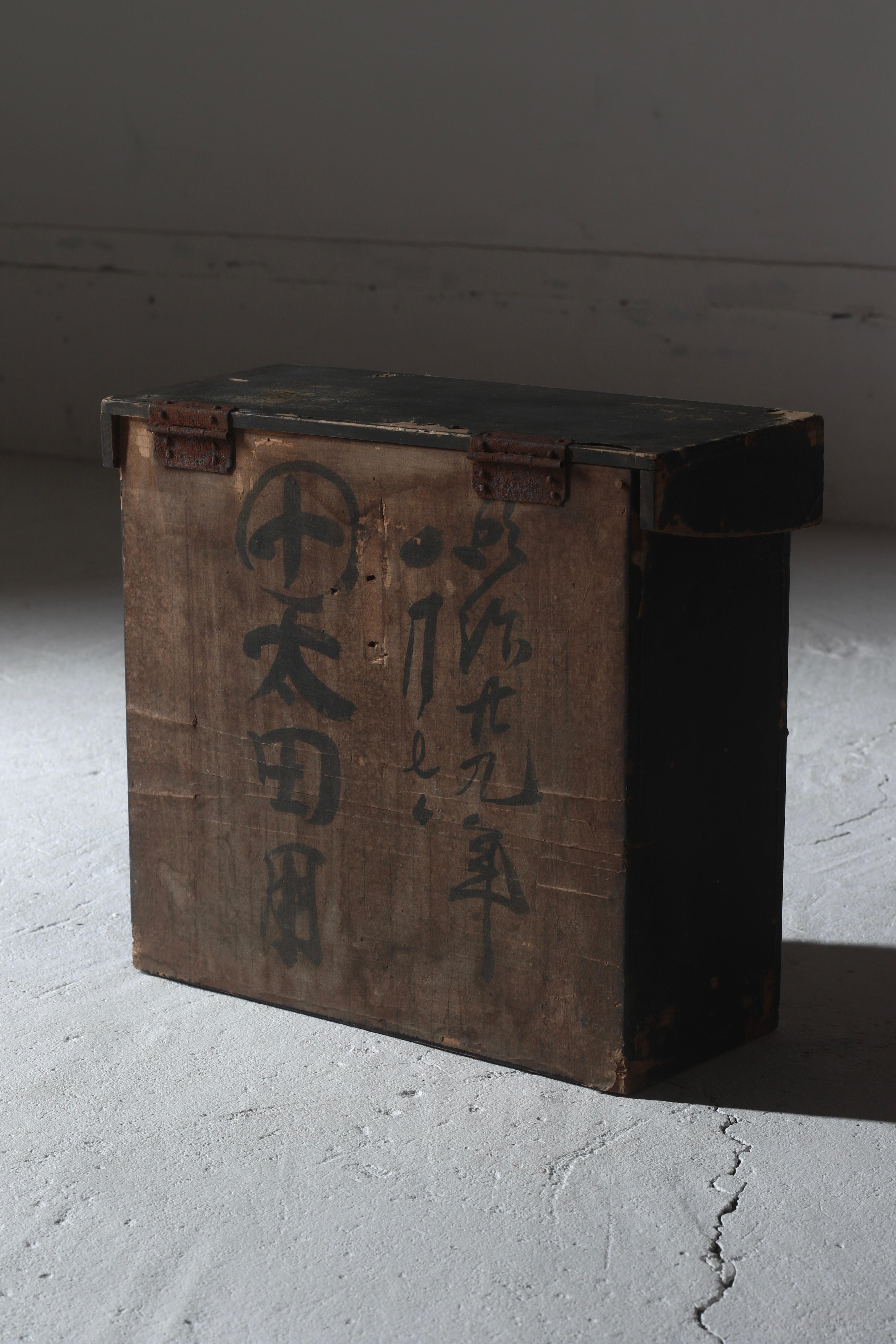 Japanese Antique Black Lantern Box /1896s Objet d'art WabiSabi For Sale 3