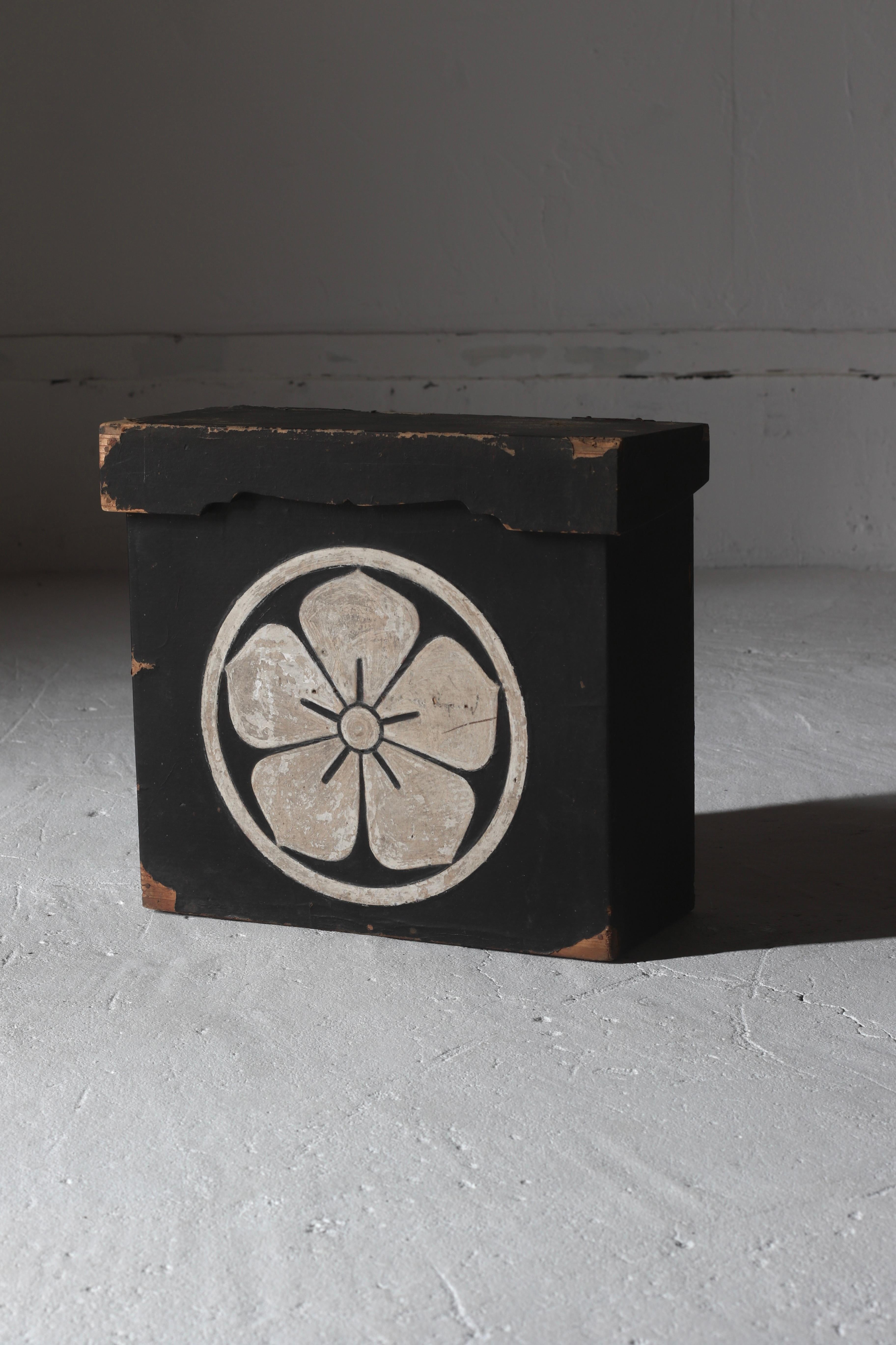 Japanese Antique Black Lantern Box /1896s Objet d'art WabiSabi For Sale 4