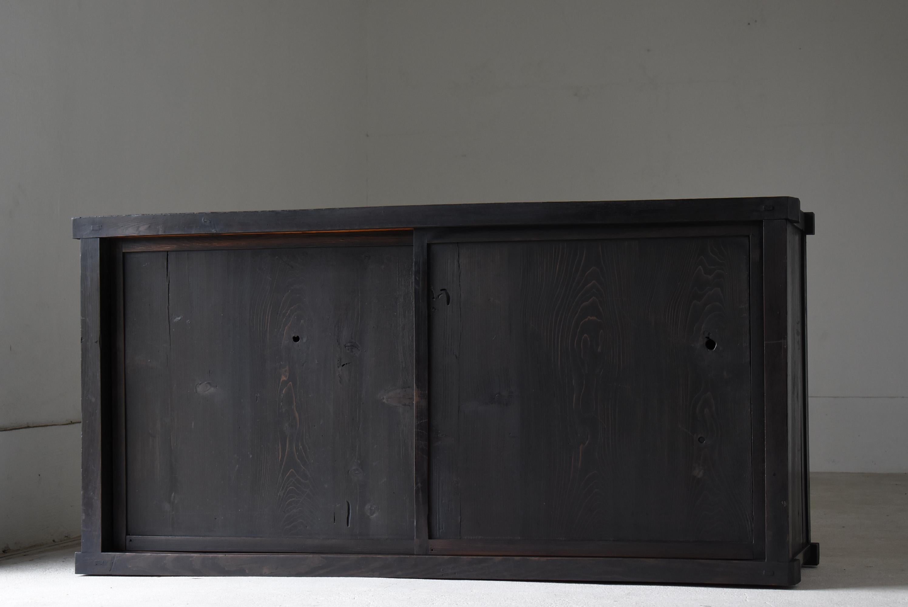 This is an old Japanese black large tansu.
It is from the Meiji period (1860s-1900s).
It is made of cedar wood.
It is very rare.

It is simple and cool with no unnecessary decoration.
It is the ultimate in simplicity.
This is beautiful in