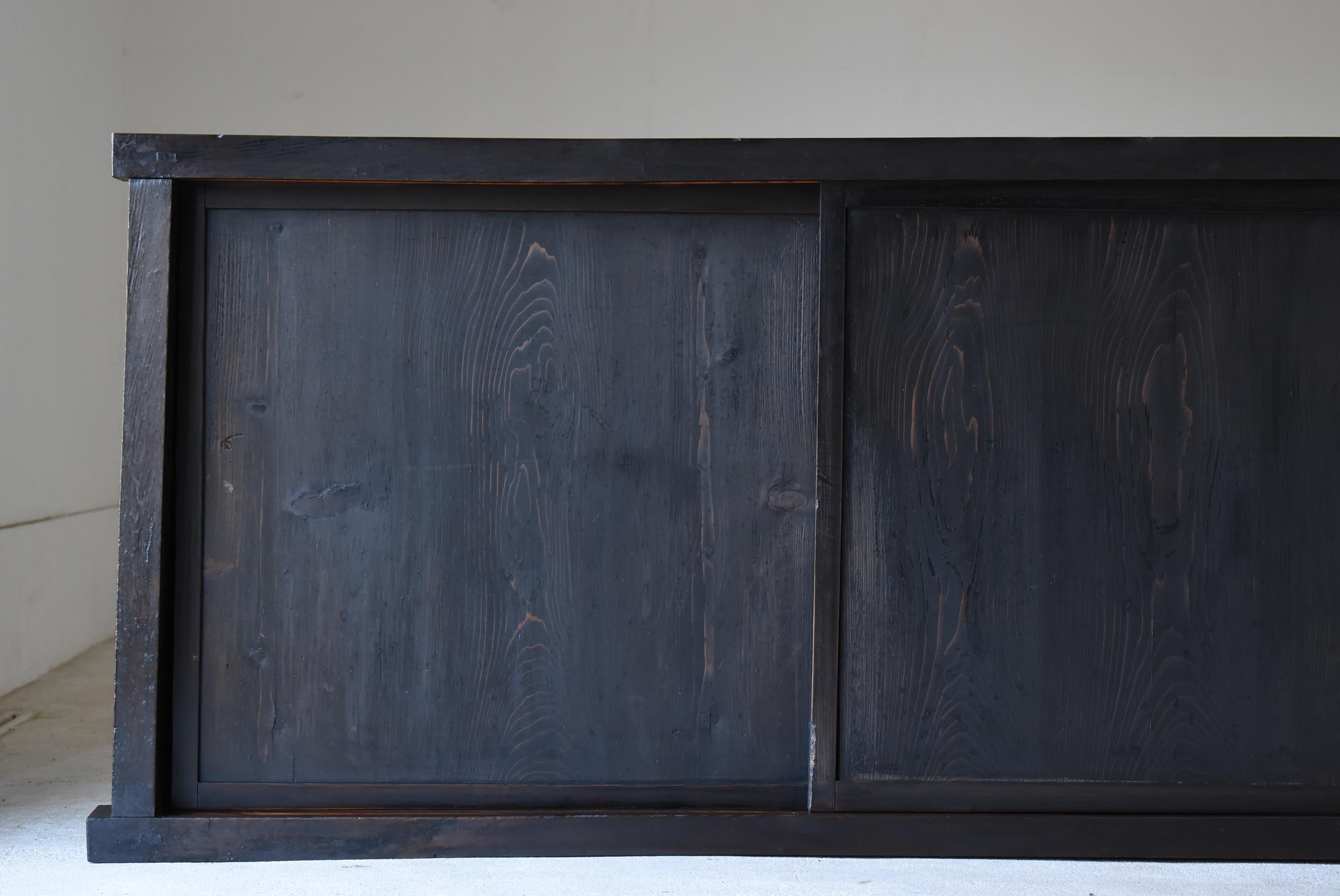 This is an old Japanese black large tansu.
It is from the Meiji period (1860s-1900s).
It is made of cedar wood.
It is very rare.

It is simple and cool with no unnecessary decoration.
It is the ultimate in simplicity.
This is beautiful in