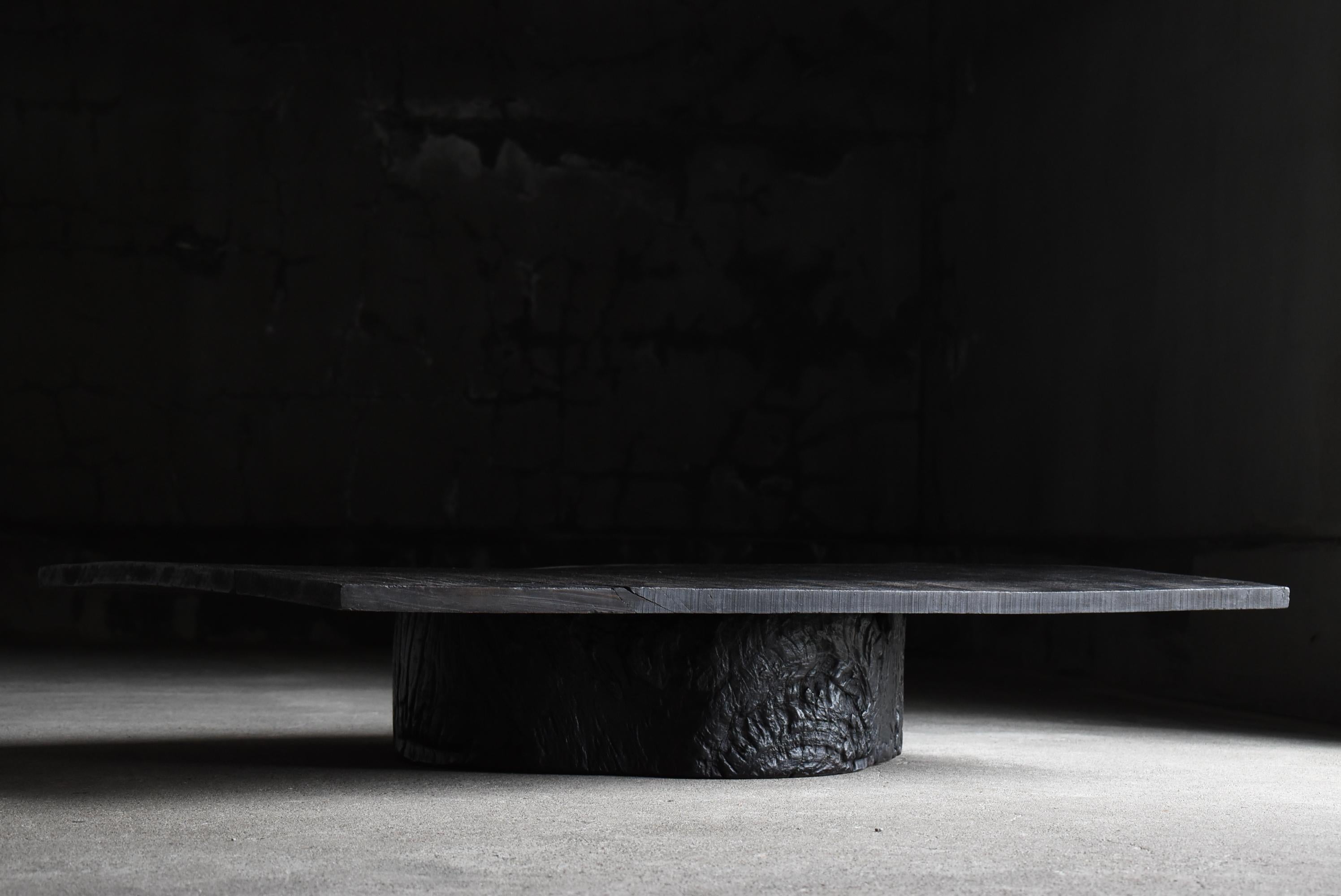 Very old Japanese primitive style black table.
It is a simple style with a single board on a stump.
The furniture dates from the Meiji period (1860s-1900s).

Each material itself is quite unique and rare.
The black colour is distinctive and