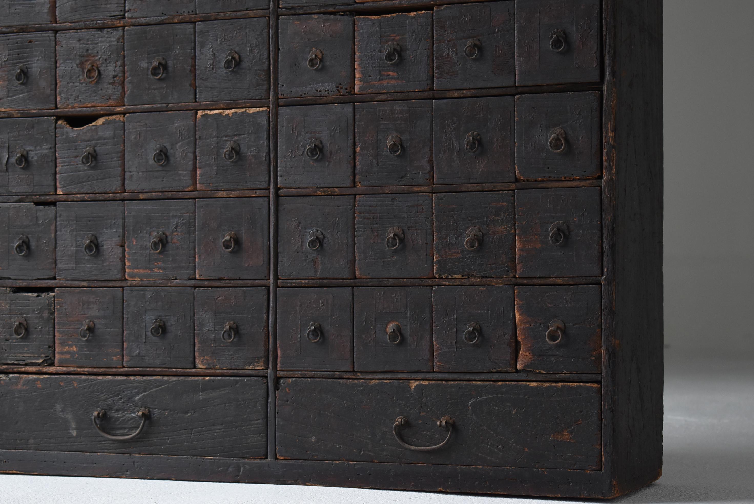 Japanese Antique Black Medicine Chest 1800s-1860s / Tansu Wabisabi In Good Condition In Sammu-shi, Chiba