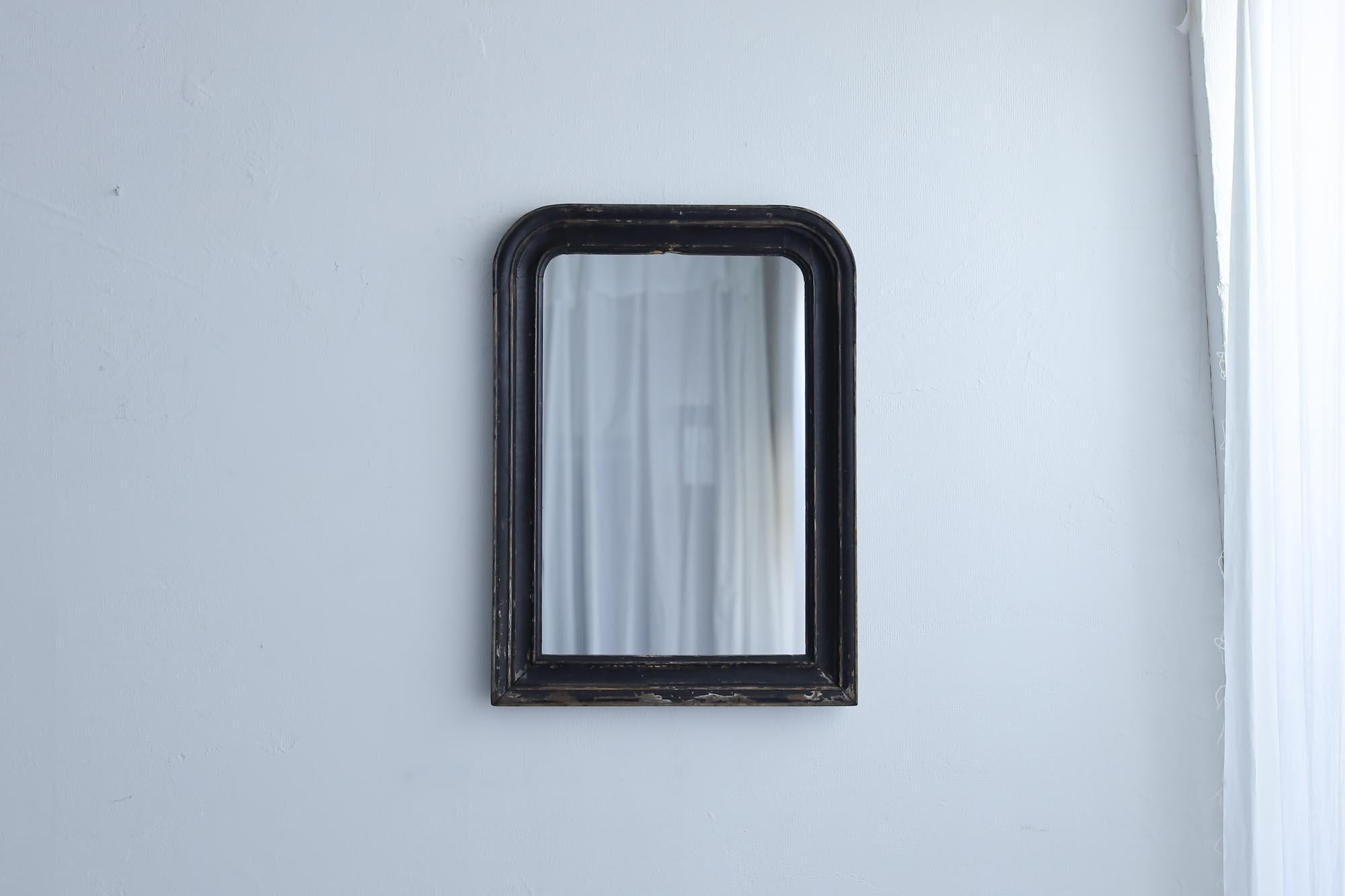 This is an antique Japanese wooden mirror.
It is a piece from the Taisho period.

The surface of the mirror is new.
The frame is made with traditional Japanese technique.
It is finished with lacquer, and the lacquer has peeled off in some