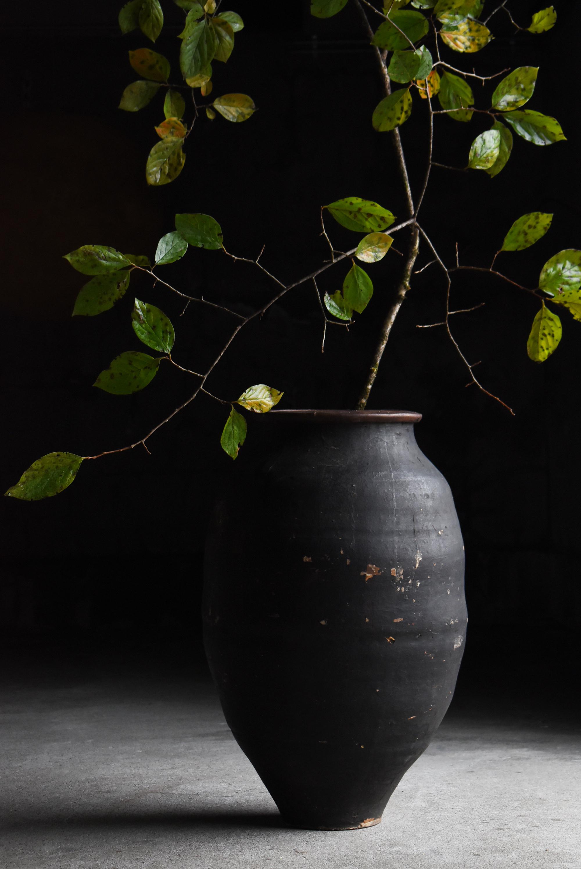 Il s'agit d'une ancienne jarre japonaise en céramique recouverte de couches de papier traditionnel (washi).
Il a été fabriqué pendant la période Meiji (1860-1900) et était à l'origine utilisé pour le stockage et le transport des feuilles de thé. Sur