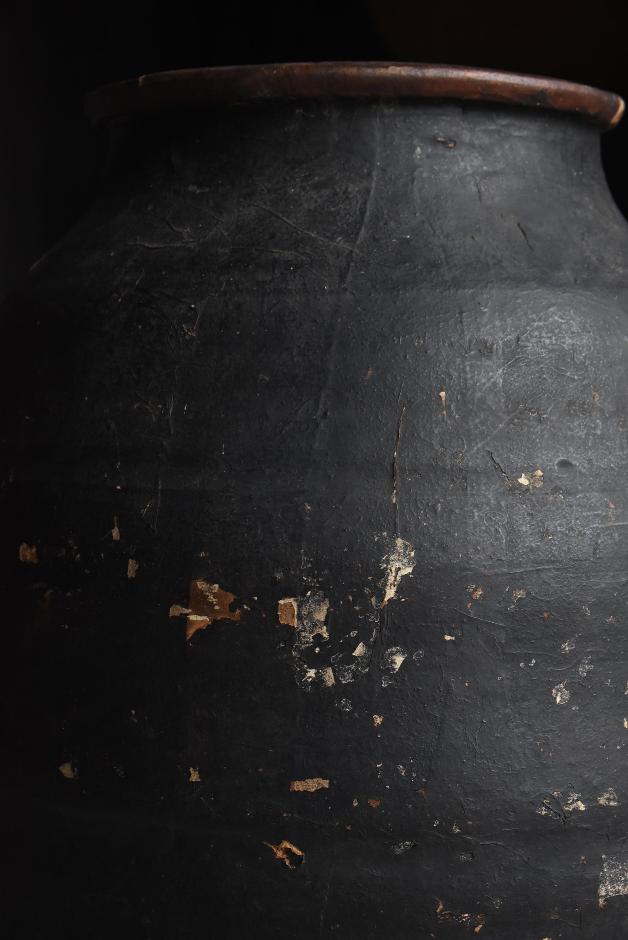 Non vernissé Vase japonais ancien en poterie recouverte de papier noir 1860s-1900s / Wabi Sabi en vente