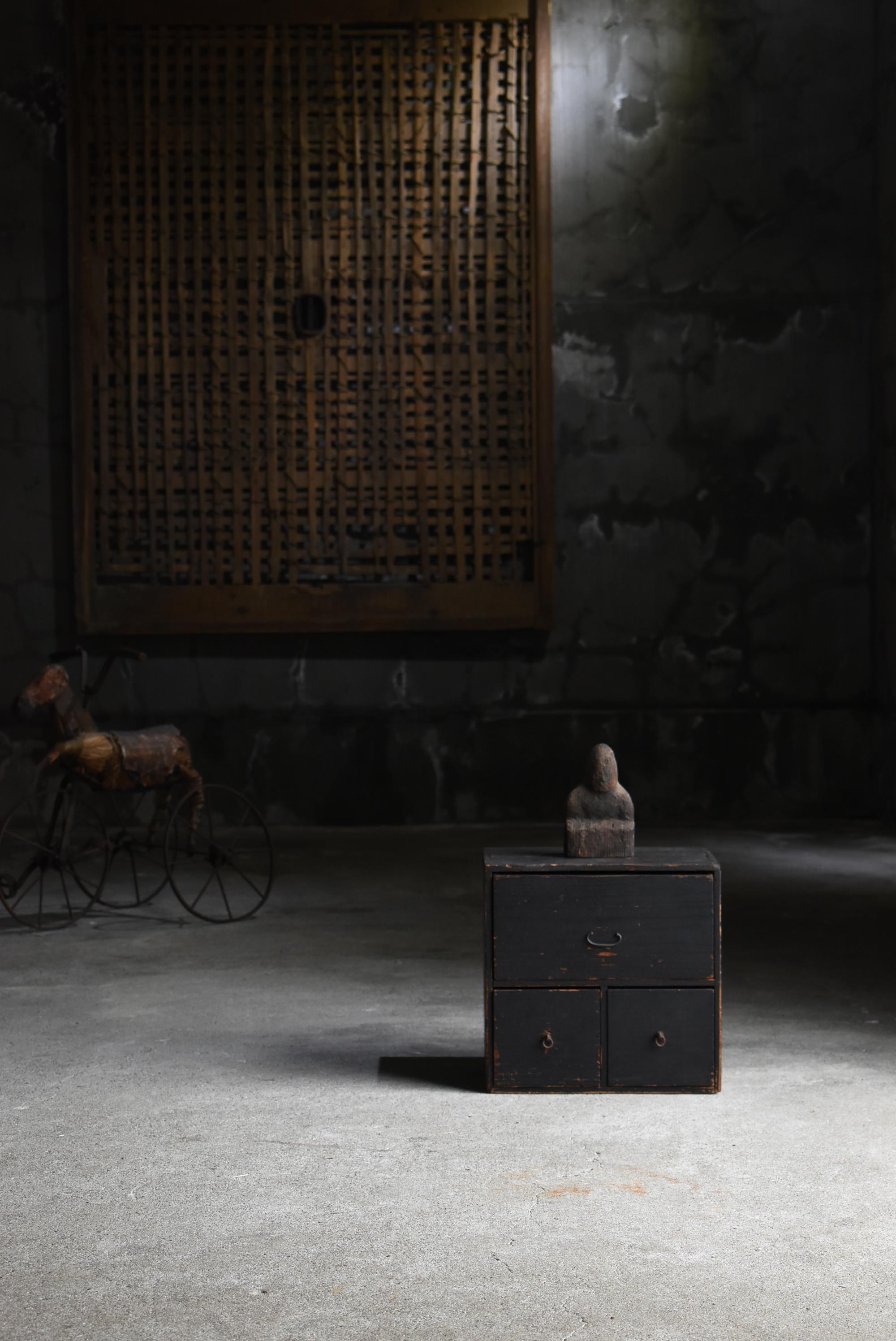 Sehr alte japanische kleine Schublade.
Diese Möbel stammen aus der Meiji-Zeit (1860-1900er Jahre).
Er ist aus Zedernholz gefertigt.

Die Schublade ist geschmackvoll, rustikal, einfach und schön.
Beim Design gibt es keine Verschwendung.
Es ist das
