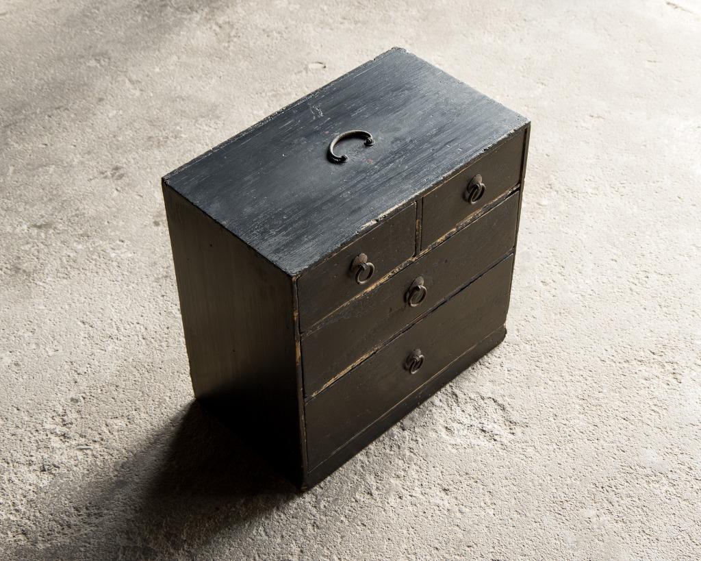 Japanese antique, black small drawer box, Meiji period (1868-1912) For Sale 7
